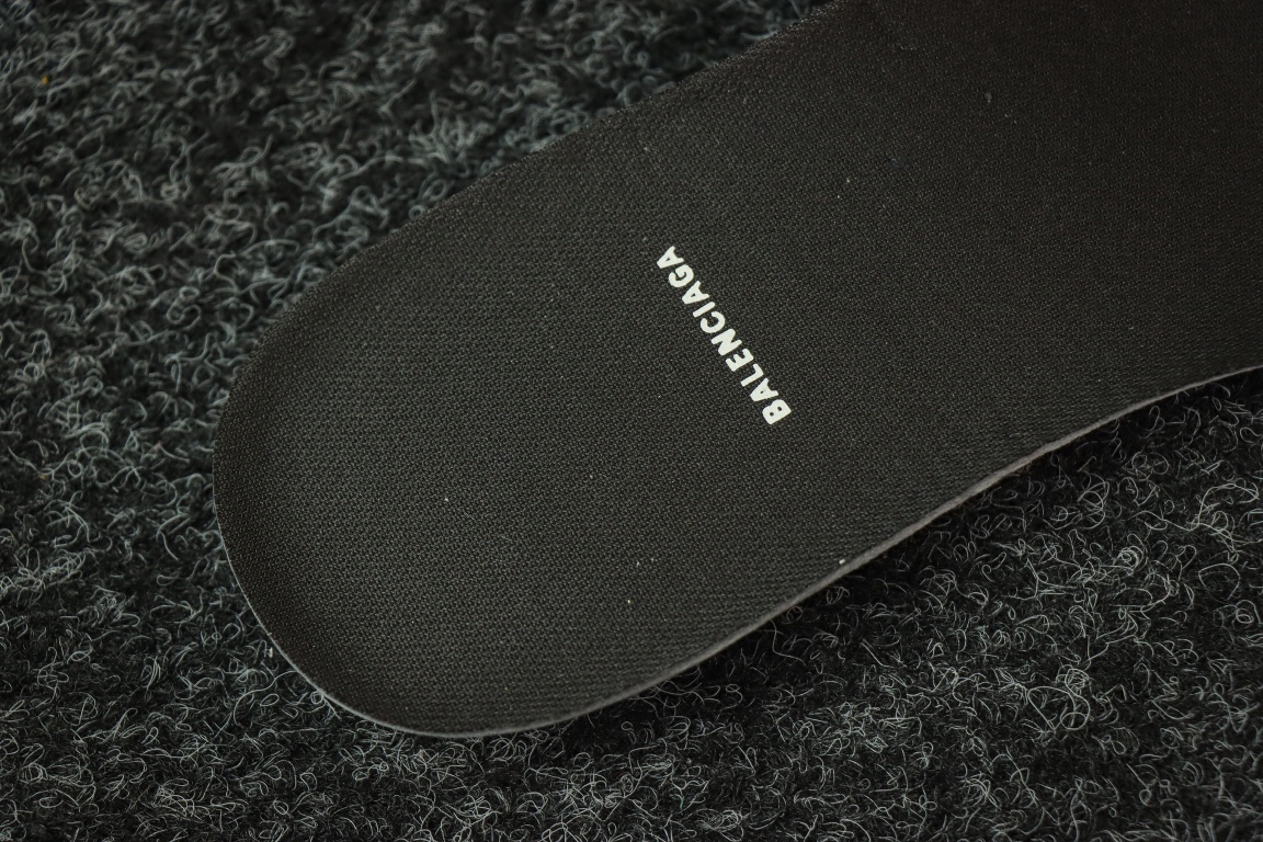 

纯原 巴黎世家 17代 灰黑色 全码出货

Platform 厚底系带 老爹鞋 增高8cm!

市场