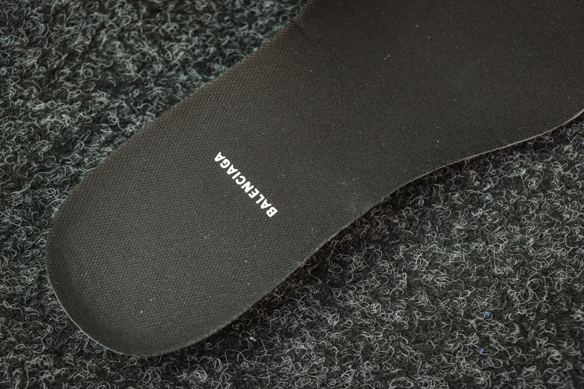 
纯原 巴黎世家 17代 黑红色 全码出货

Platform 厚底系带 老爹鞋 增高8cm!

市场目