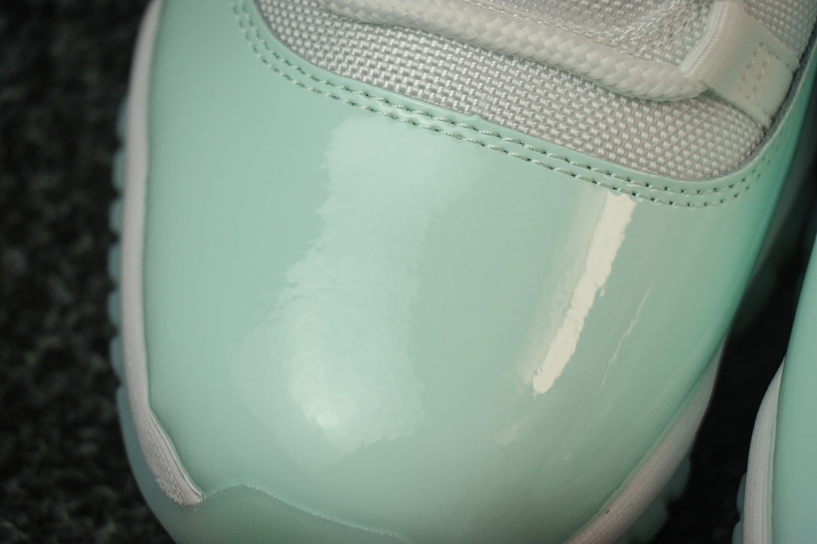
莞产独家发售Air Jordan 11 Low “Igloo”白浅绿色 

货号AH7860-103
