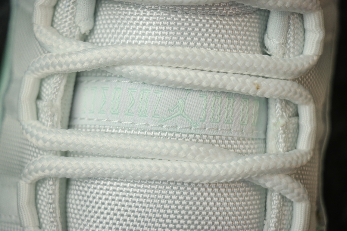 
莞产独家发售Air Jordan 11 Low “Igloo”白浅绿色 

货号AH7860-103
