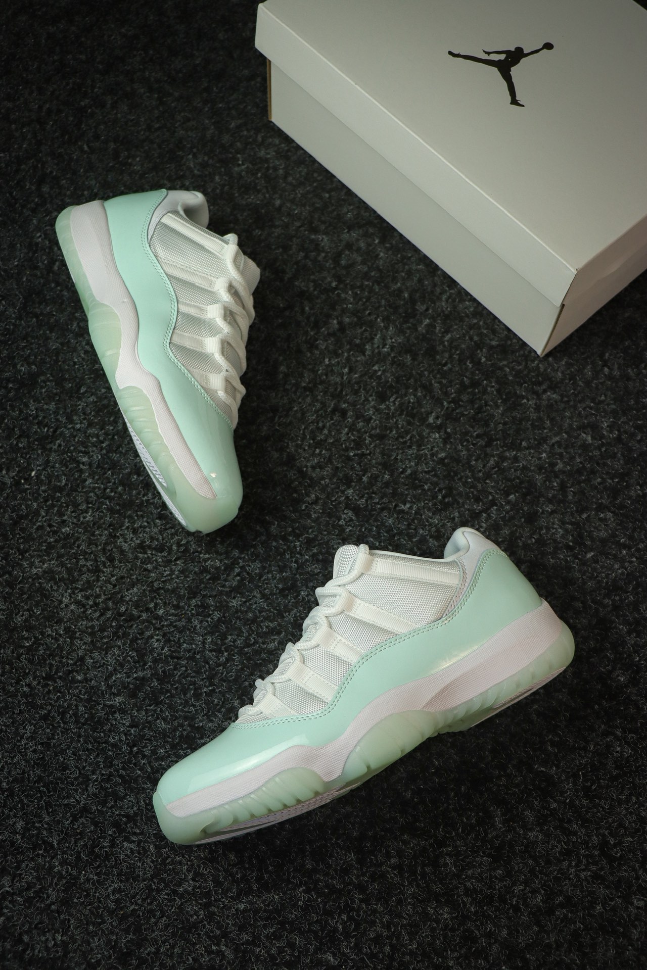 
莞产独家发售Air Jordan 11 Low “Igloo”白浅绿色 

货号AH7860-103
