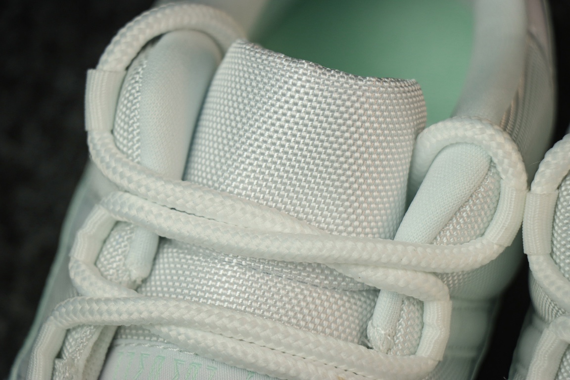 
莞产独家发售Air Jordan 11 Low “Igloo”白浅绿色 

货号AH7860-103
