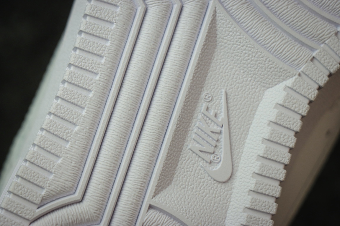 
NIKE Air Force 1 Low '07 空军一号低帮经典板鞋 纯白  
货号DD8959-1