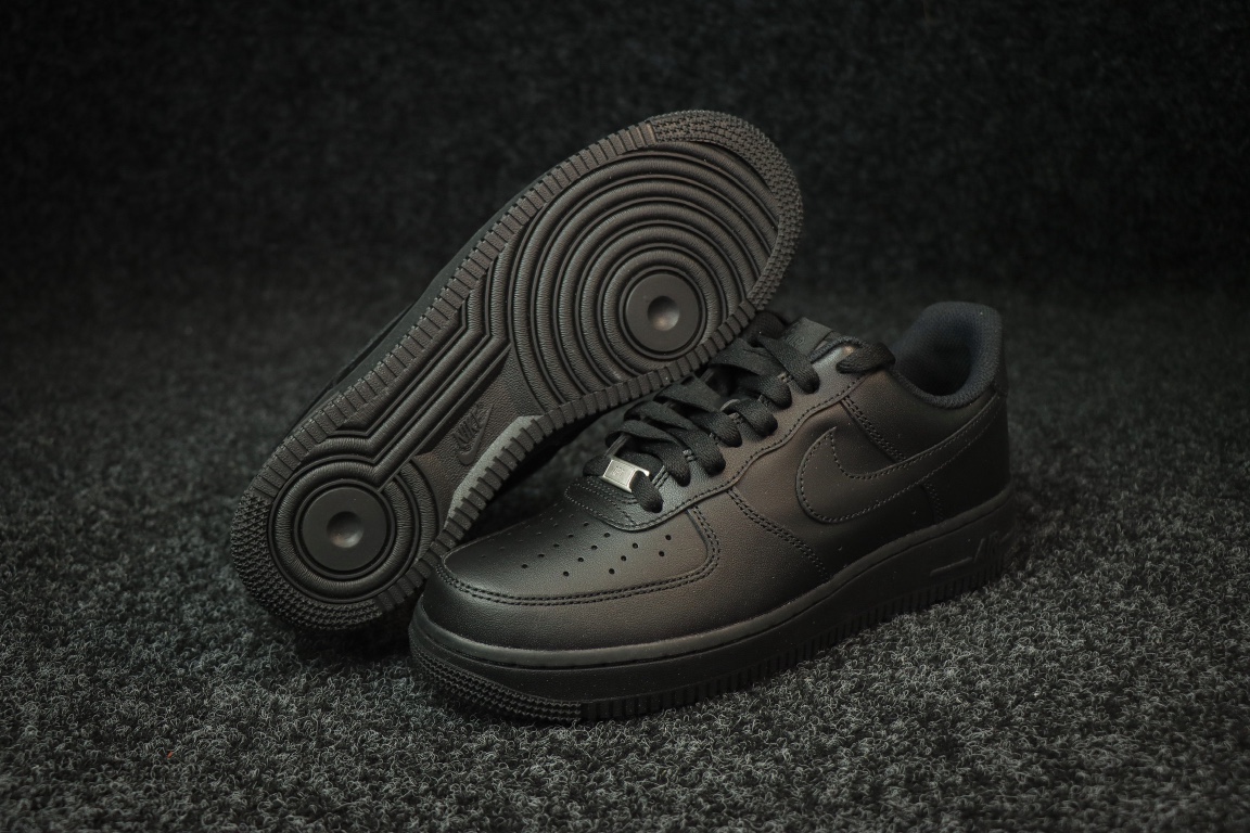 
NIKE Air Force 1 Low '07 空军一号低帮经典板鞋 纯黑
货号CW2288-001