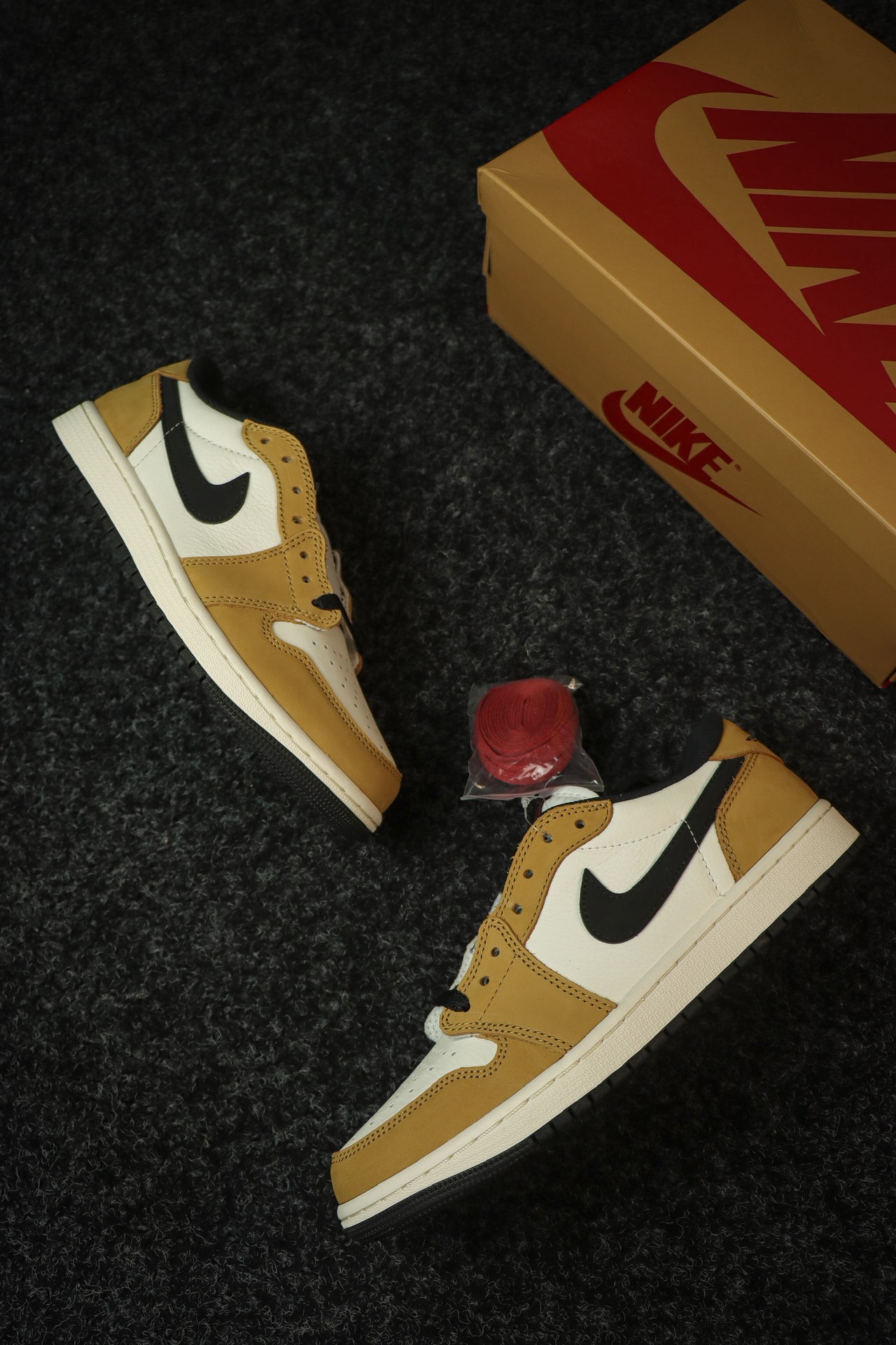 
DG版本 AJ1低帮OG款新秀
货号：CZ0790-107！
SIZE：40 40.5 41 42 4