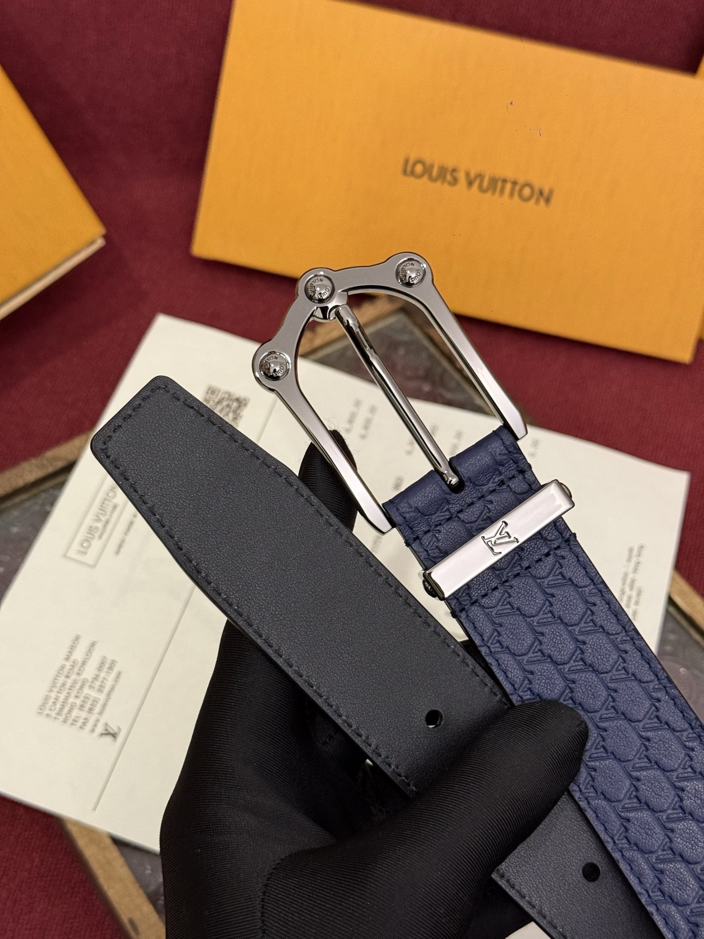 The Frog 3.5mm Reversible Belt in Crocodile是一款优雅且富有感