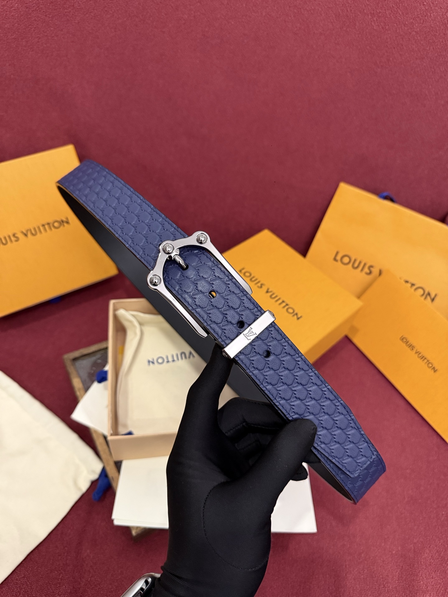 The Frog 3.5mm Reversible Belt in Crocodile是一款优雅且富有感