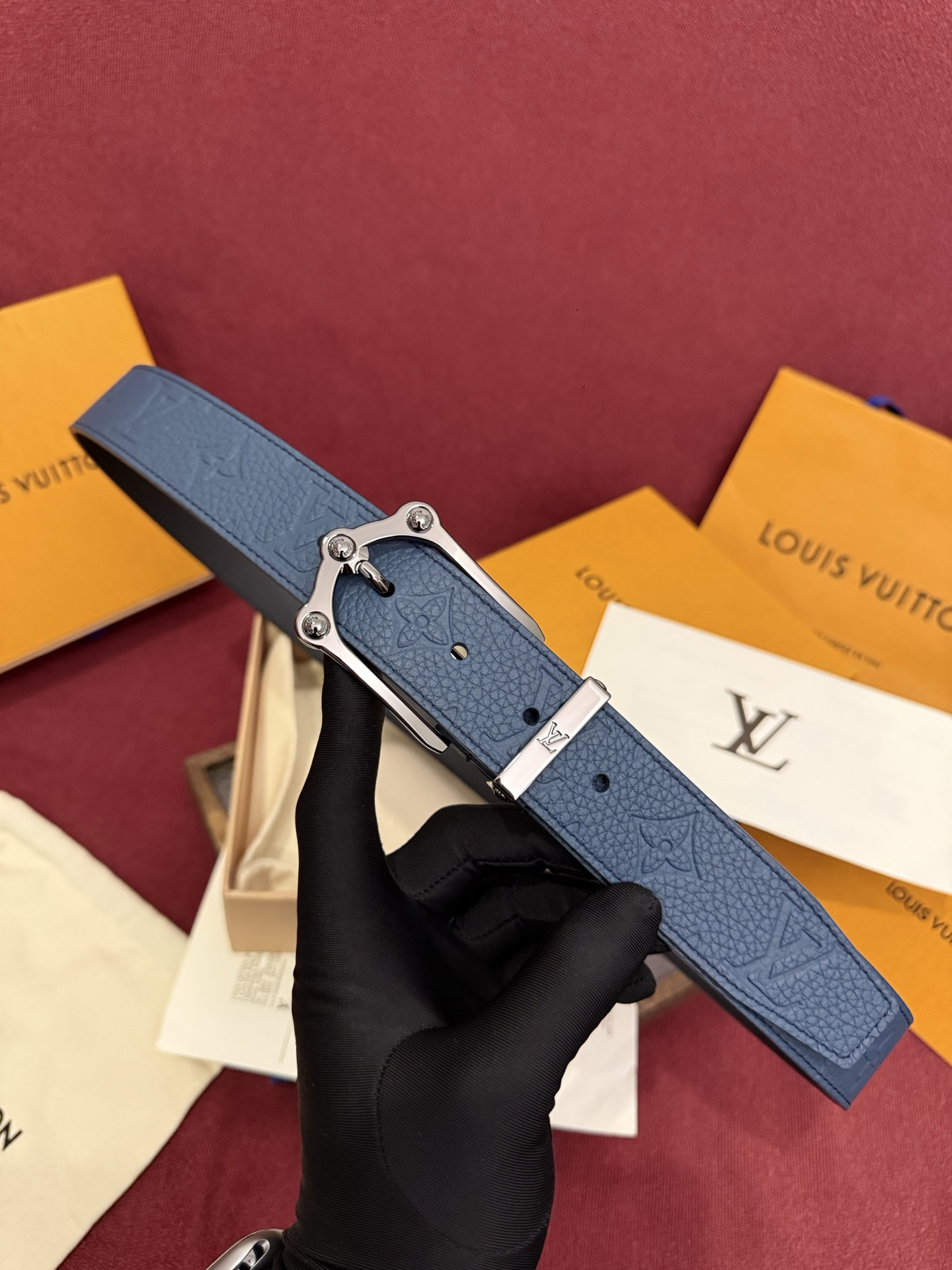 The Frog 3.5mm Reversible Belt in Crocodile是一款优雅且富有感