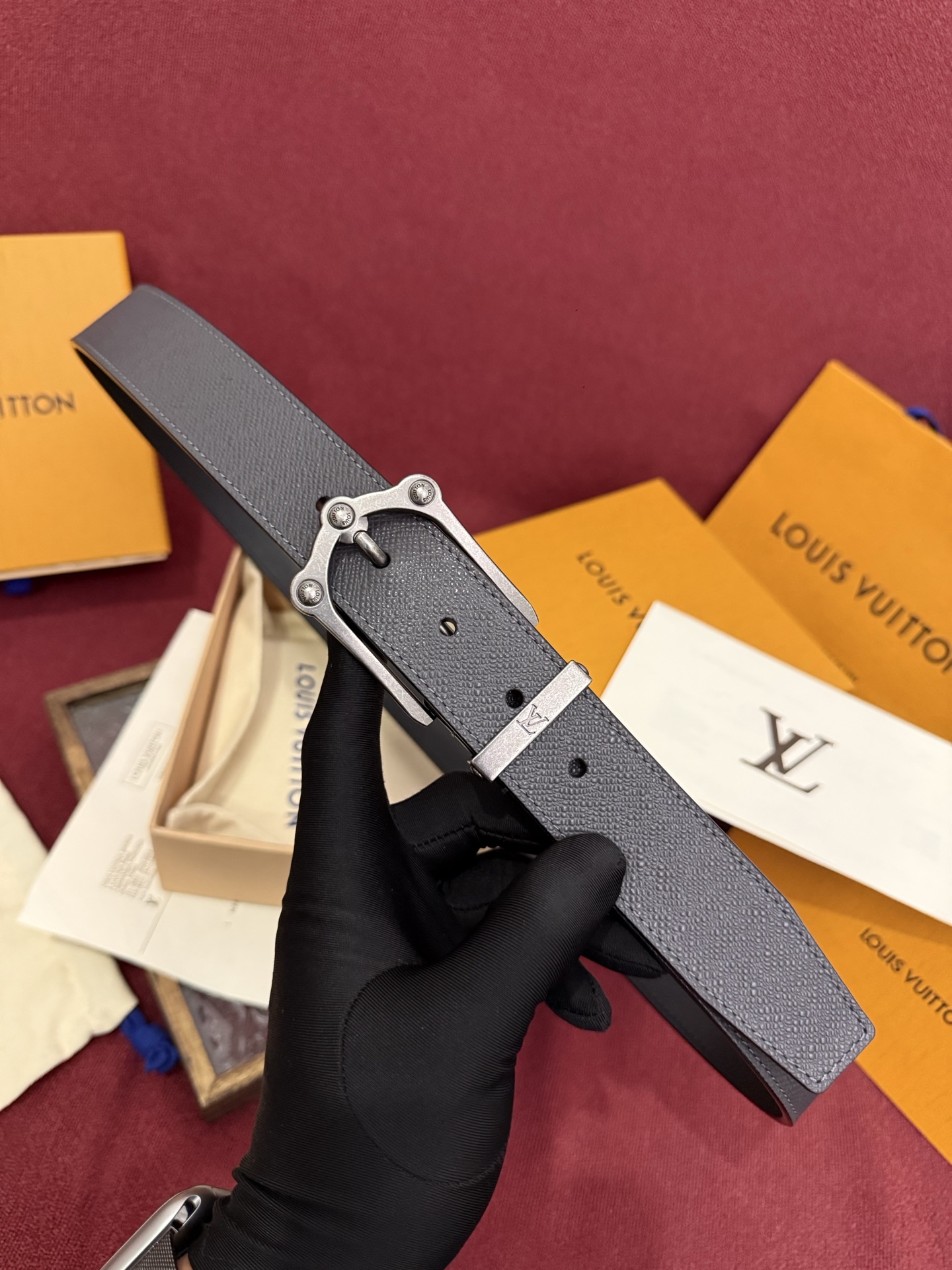 The Frog 3.5mm Reversible Belt in Crocodile是一款优雅且富有感