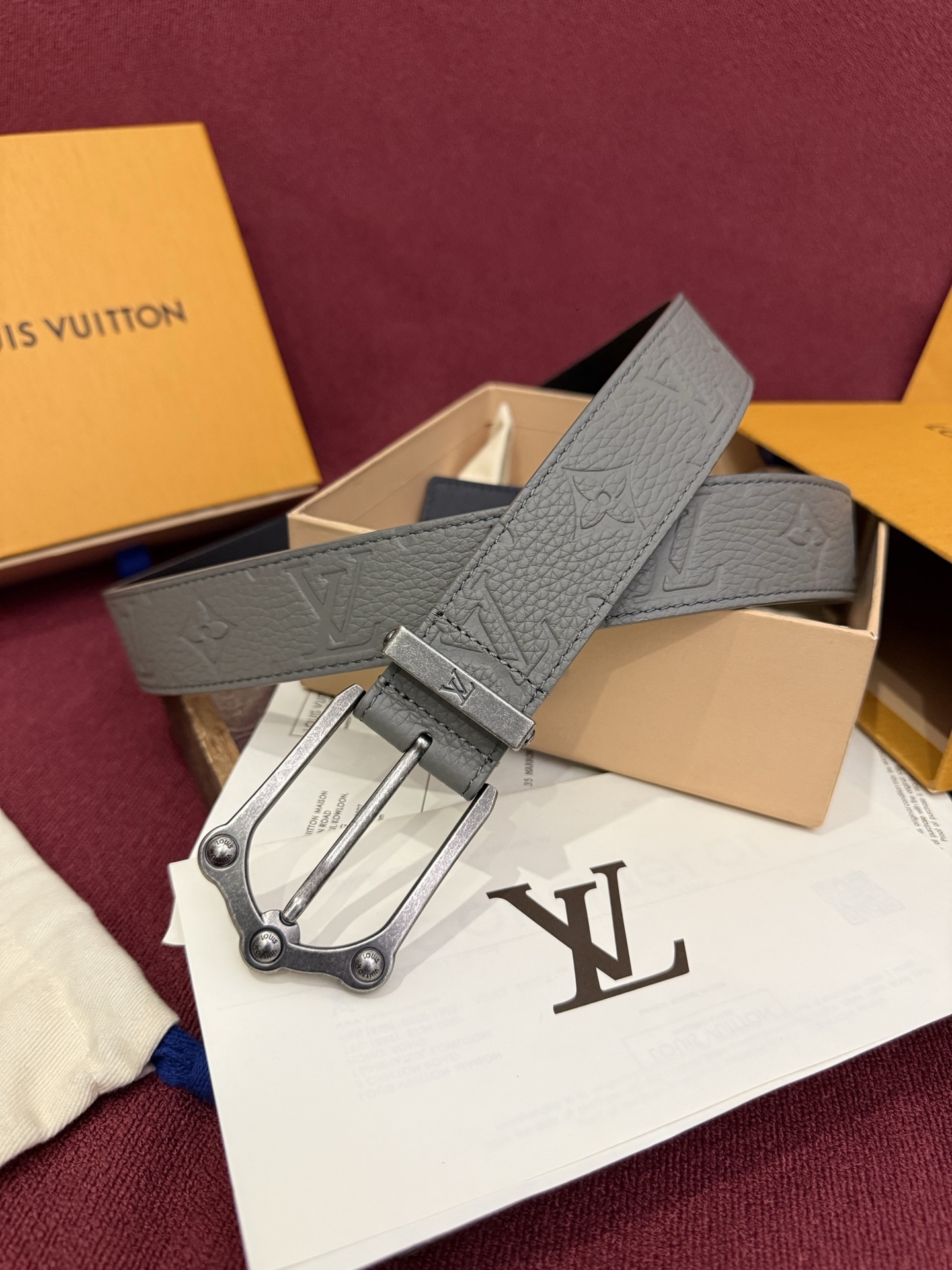 The Frog 3.5mm Reversible Belt in Crocodile是一款优雅且富有感