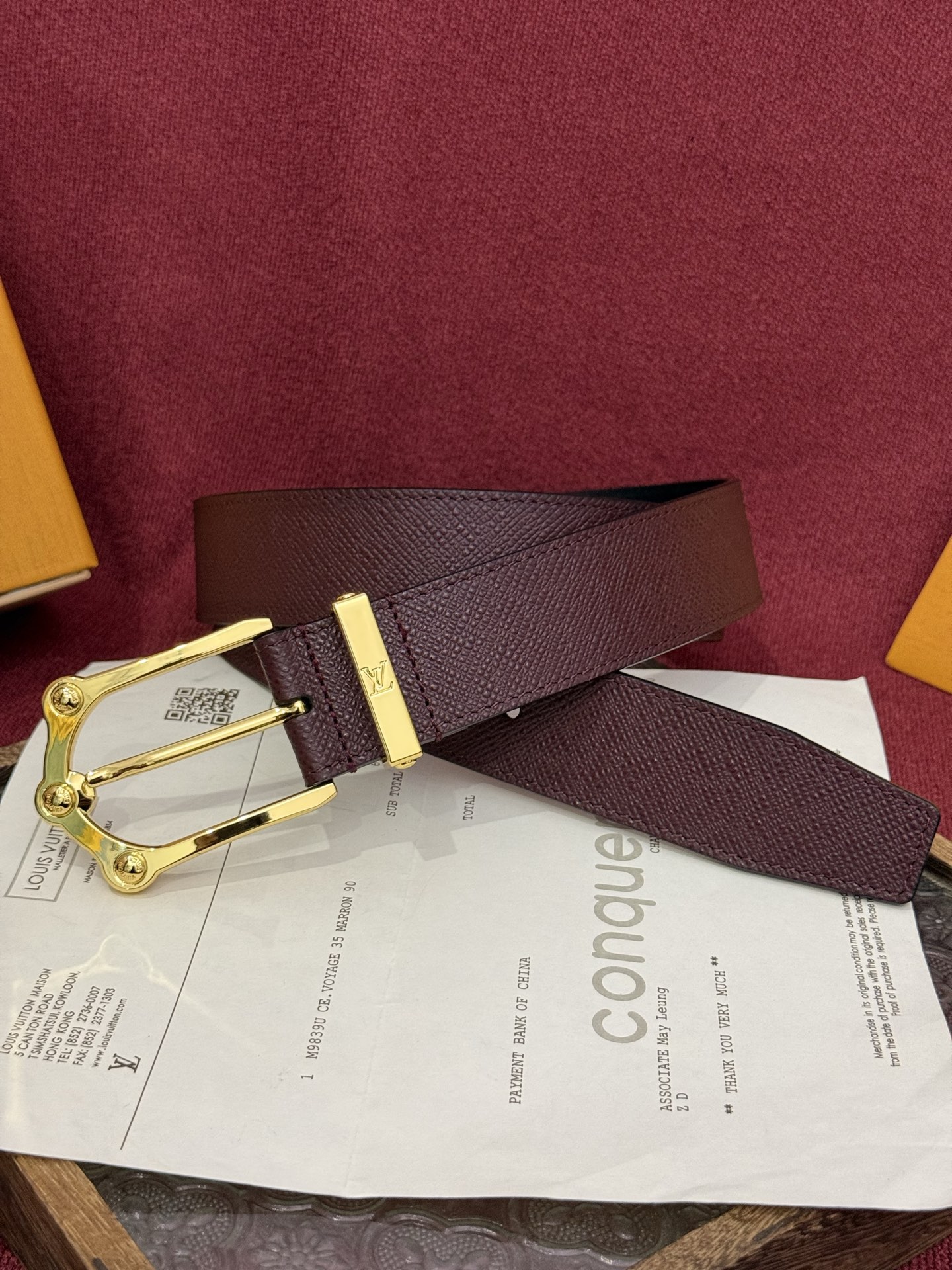 NO:924609,The Frog 3.5mm Reversible Belt in Crocodile is an elegant and expressive piece. The textured cowhide material enhances the three-dimensional quality of the decorative fastener, which is embellished with a monogram pattern with palladium decoration. If you want to adopt the same exquisite design style, the smooth and solid reverse presents a more simple style., belt, versace, cowhide19860909The Frog 3.5mm Reversible Belt in Crocodile是一款优雅且富有感染力的作品.带有纹理感的牛皮材质提升了装饰扣件的立体质感,其上点缀着带有钯色装饰的字母图案.若想采用同样精致的设计风格,光滑而坚实的反面则呈现出更为简约的风格.,皮带,versace,cowhide,Belt