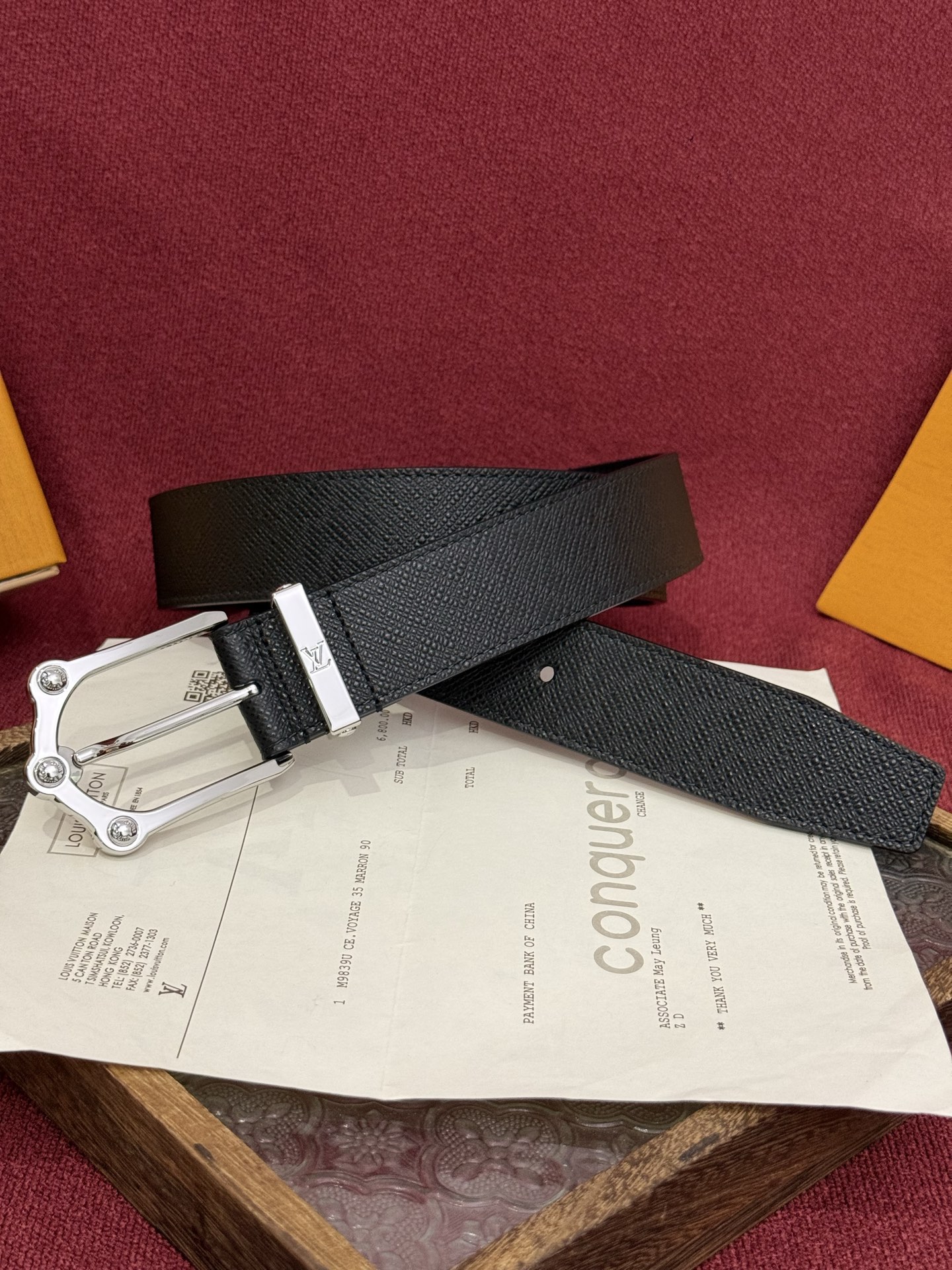 NO:820839,The Frog 3.5mm Reversible Belt in Crocodile is an elegant and expressive piece. The textured cowhide material enhances the three-dimensional quality of the decorative fastener, which is embellished with a monogram pattern with palladium decoration. If you want to adopt the same exquisite design style, the smooth and solid reverse presents a more simple style., belt, versace, cowhide19860909The Frog 3.5mm Reversible Belt in Crocodile是一款优雅且富有感染力的作品.带有纹理感的牛皮材质提升了装饰扣件的立体质感,其上点缀着带有钯色装饰的字母图案.若想采用同样精致的设计风格,光滑而坚实的反面则呈现出更为简约的风格.,皮带,versace,cowhide,Belt