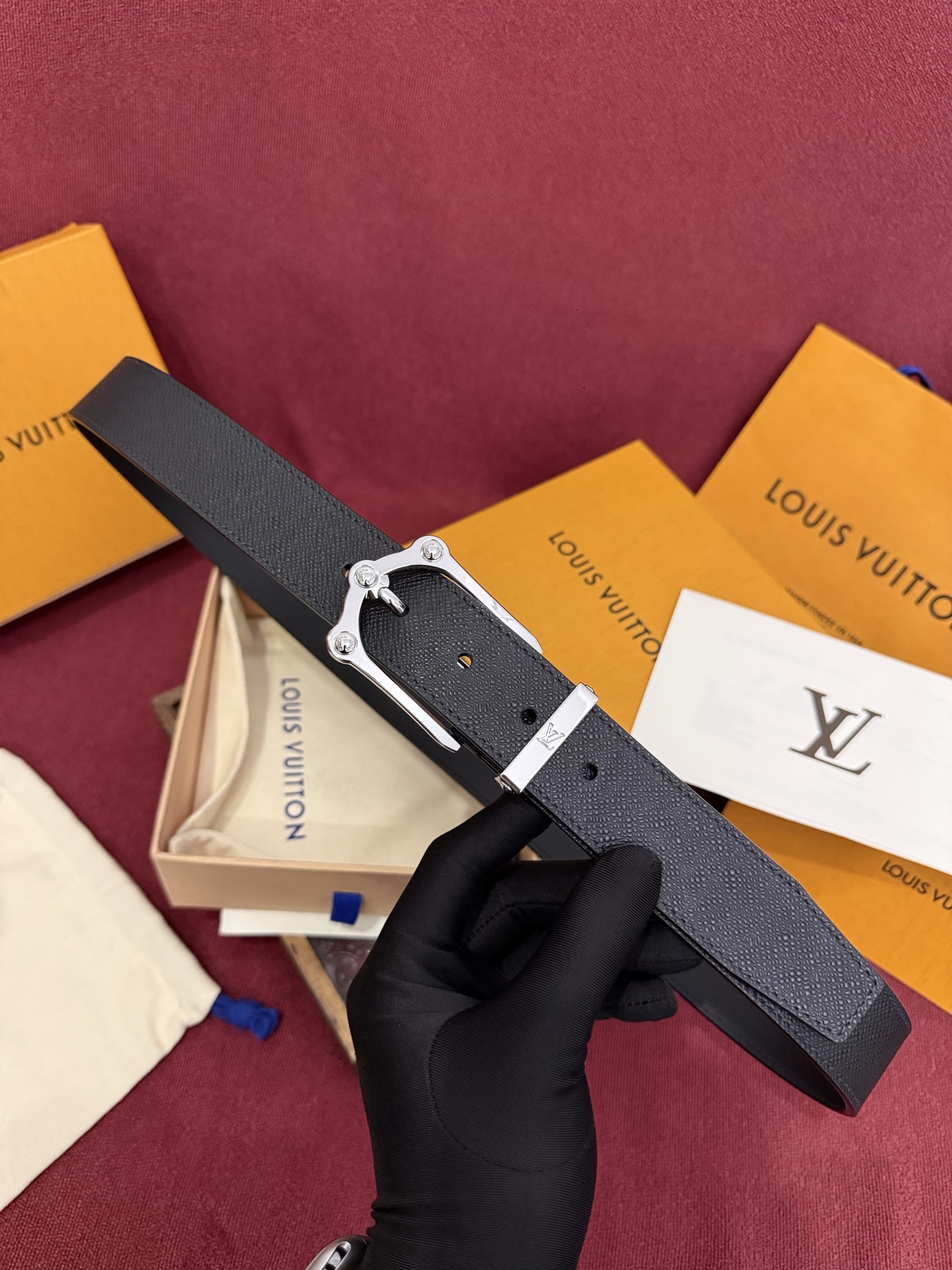 The Frog 3.5mm Reversible Belt in Crocodile是一款优雅且富有感