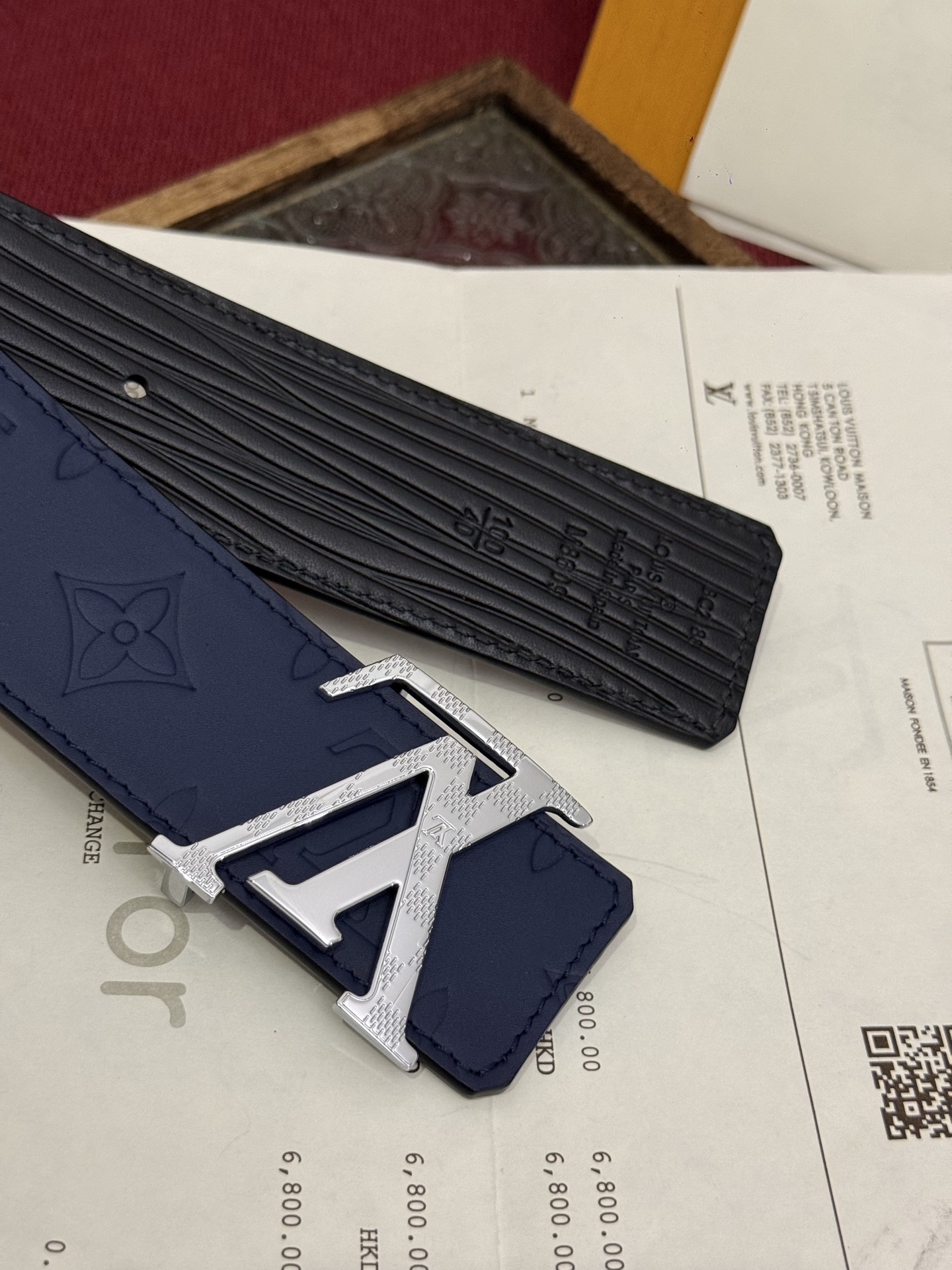 LV Dimension Drift 双面腰带以路易威登的经典元素挥洒街头型格。Monogram 图案一