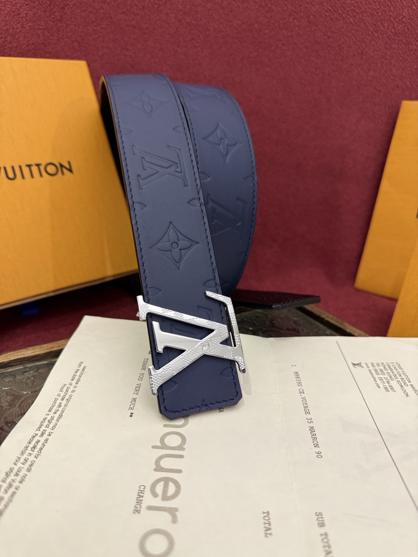 LV Dimension Drift 双面腰带以路易威登的经典元素挥洒街头型格。Monogram 图案一