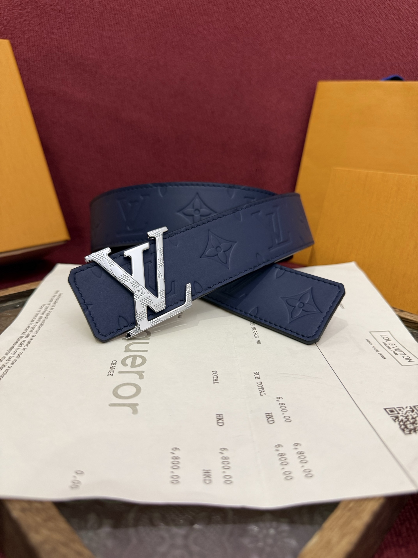 LV Dimension Drift 双面腰带以路易威登的经典元素挥洒街头型格。Monogram 图案一