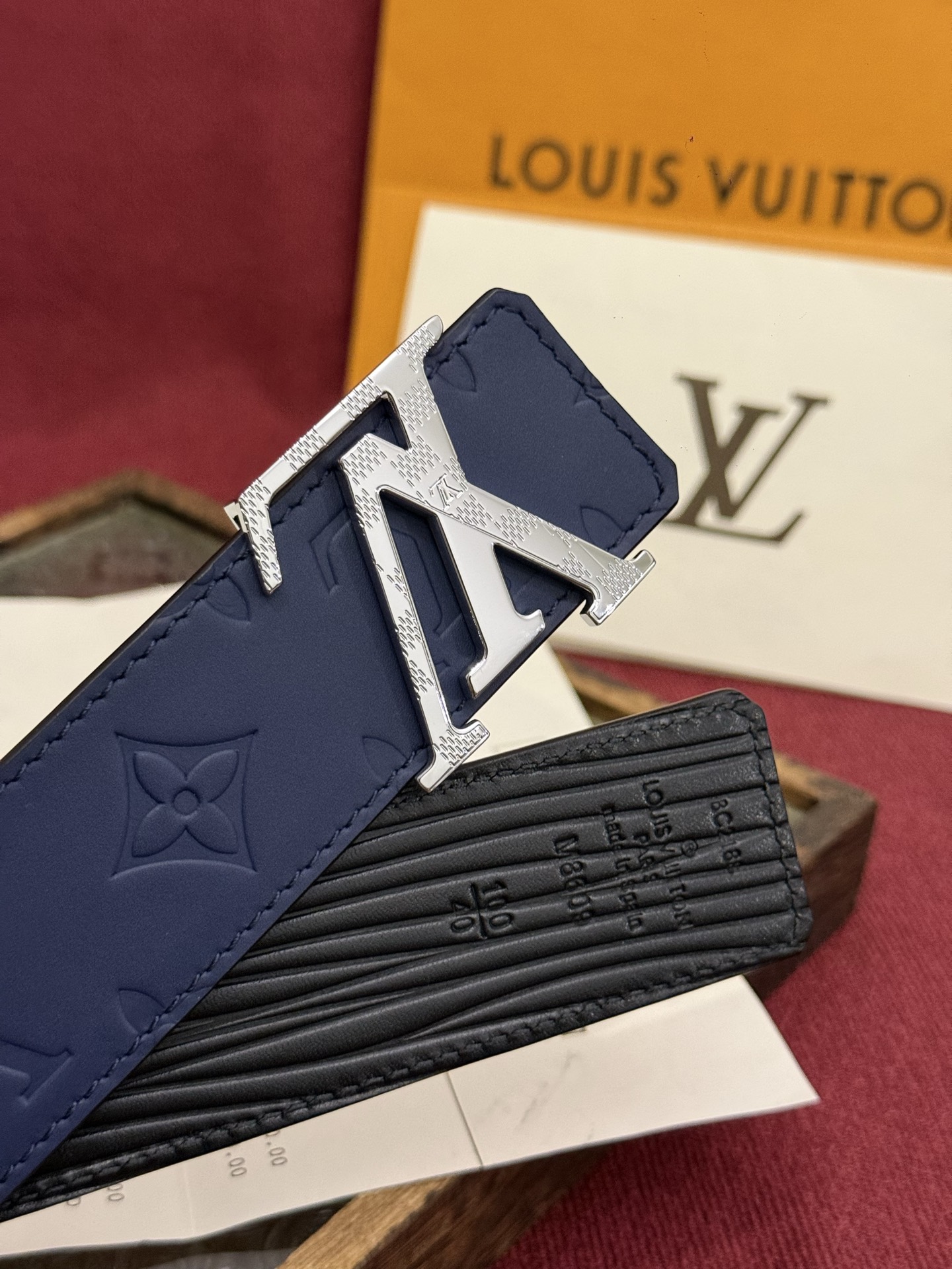 LV Dimension Drift 双面腰带以路易威登的经典元素挥洒街头型格。Monogram 图案一