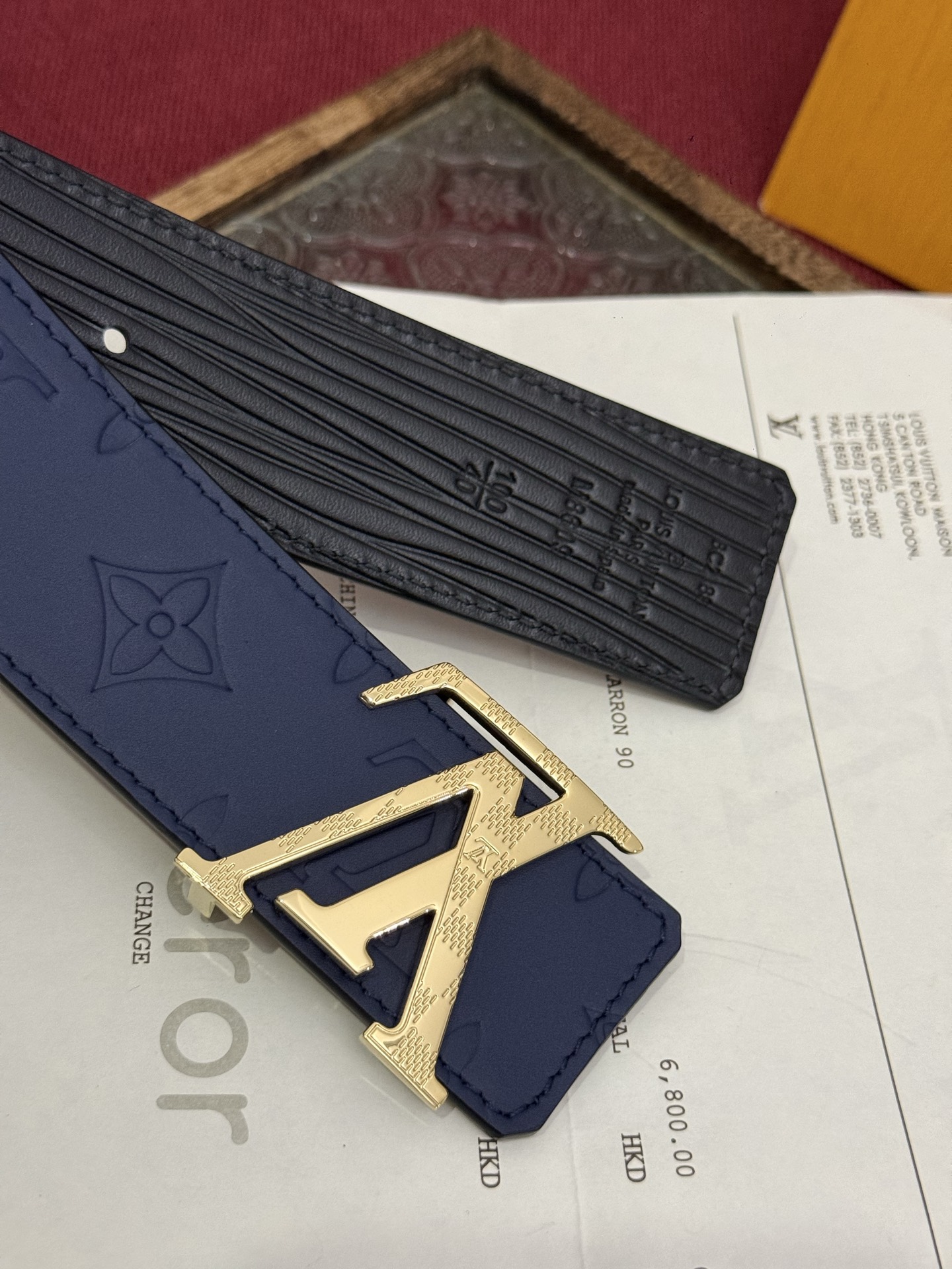 LV Dimension Drift 双面腰带以路易威登的经典元素挥洒街头型格。Monogram 图案一