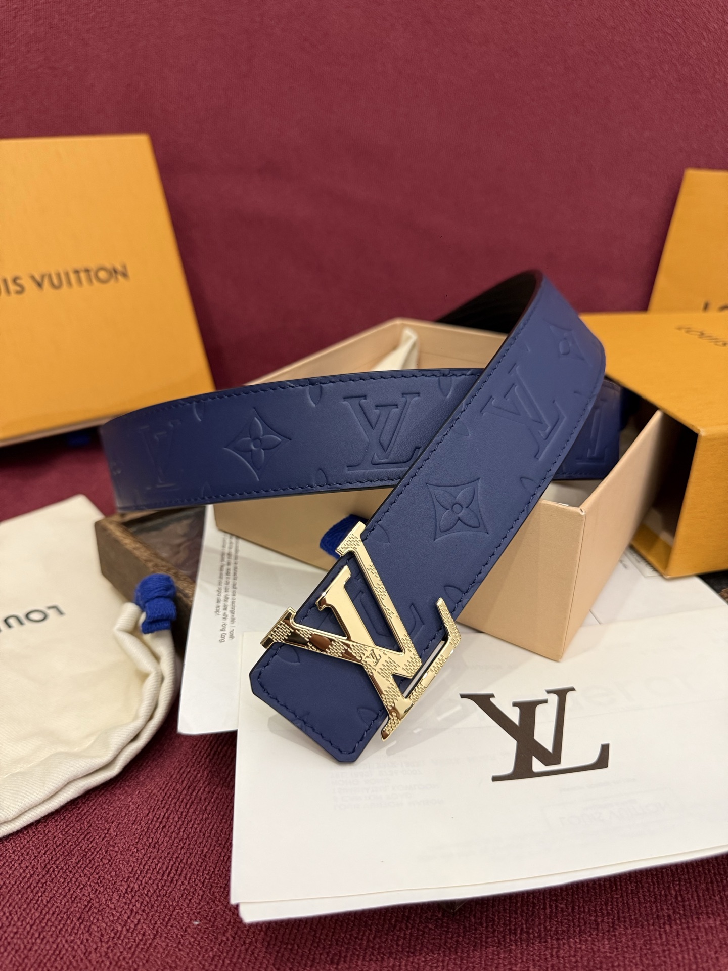 LV Dimension Drift 双面腰带以路易威登的经典元素挥洒街头型格。Monogram 图案一