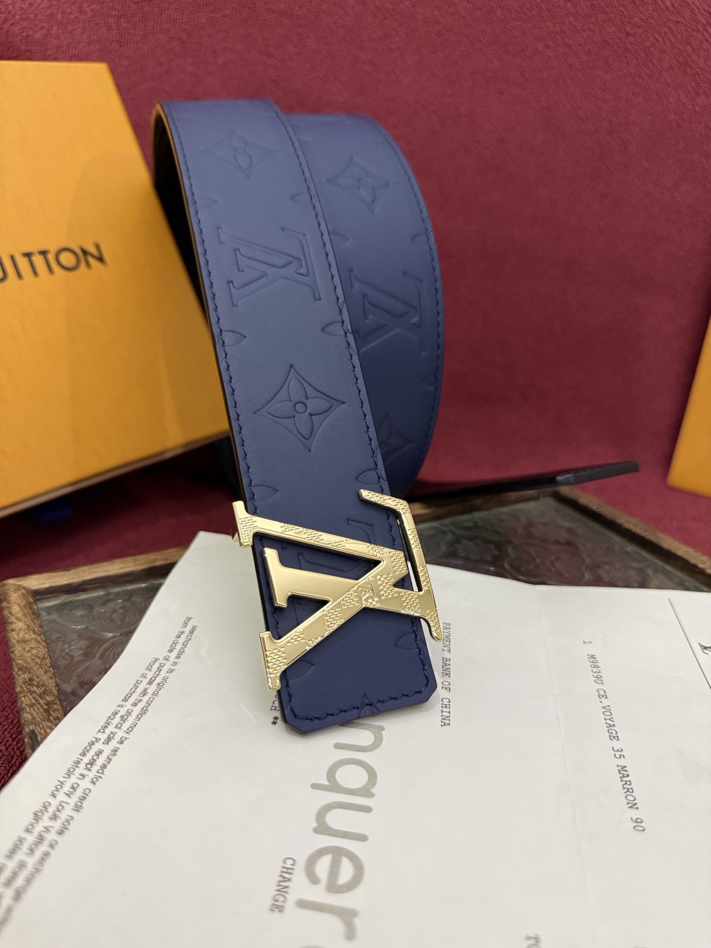 LV Dimension Drift 双面腰带以路易威登的经典元素挥洒街头型格。Monogram 图案一