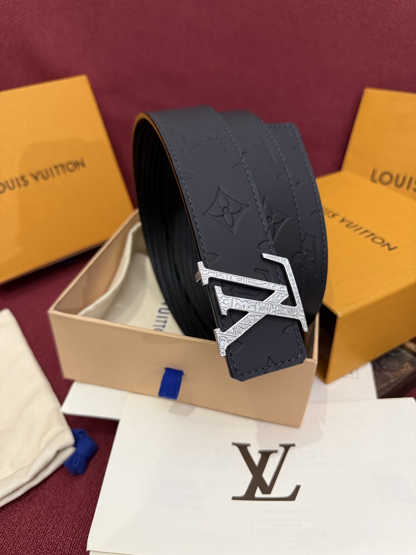 LV Dimension Drift 双面腰带以路易威登的经典元素挥洒街头型格。Monogram 图案一