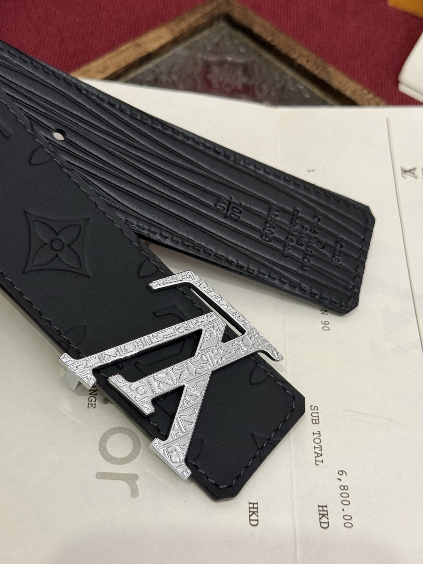LV Dimension Drift 双面腰带以路易威登的经典元素挥洒街头型格。Monogram 图案一