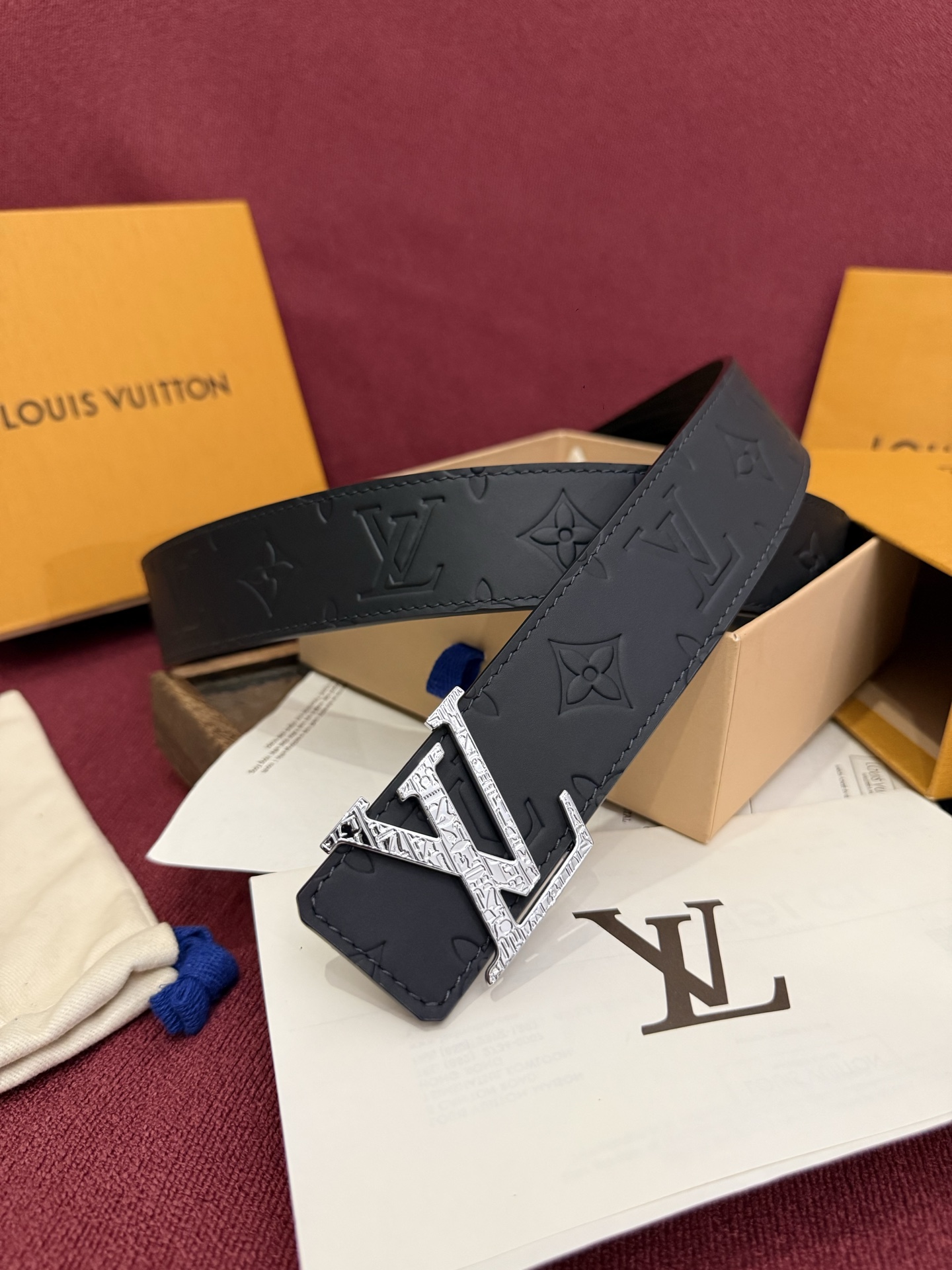 LV Dimension Drift 双面腰带以路易威登的经典元素挥洒街头型格。Monogram 图案一