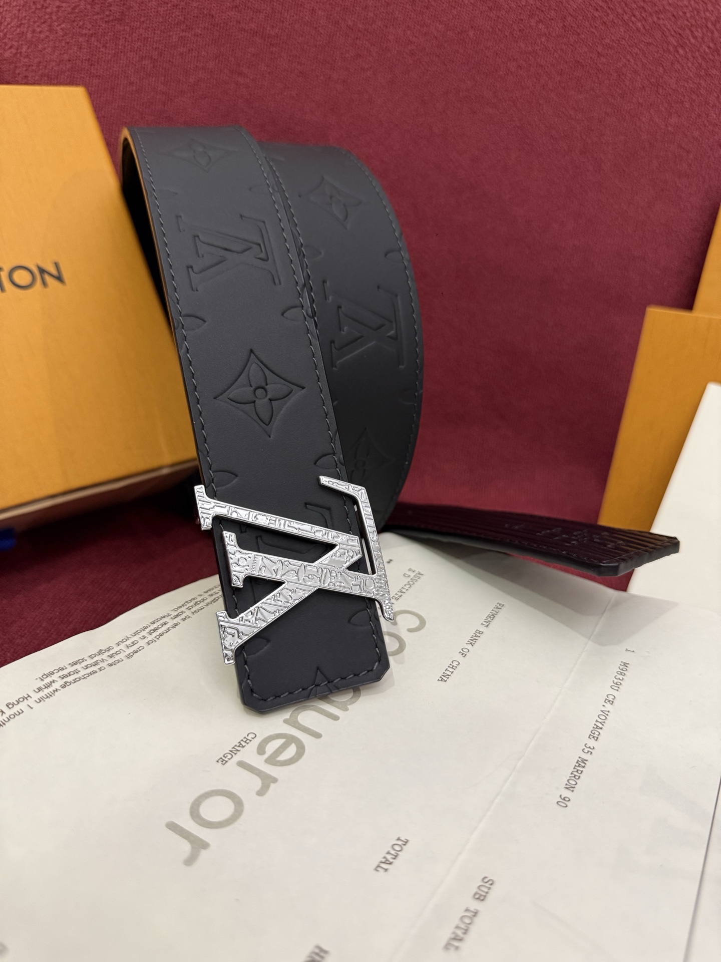 LV Dimension Drift 双面腰带以路易威登的经典元素挥洒街头型格。Monogram 图案一