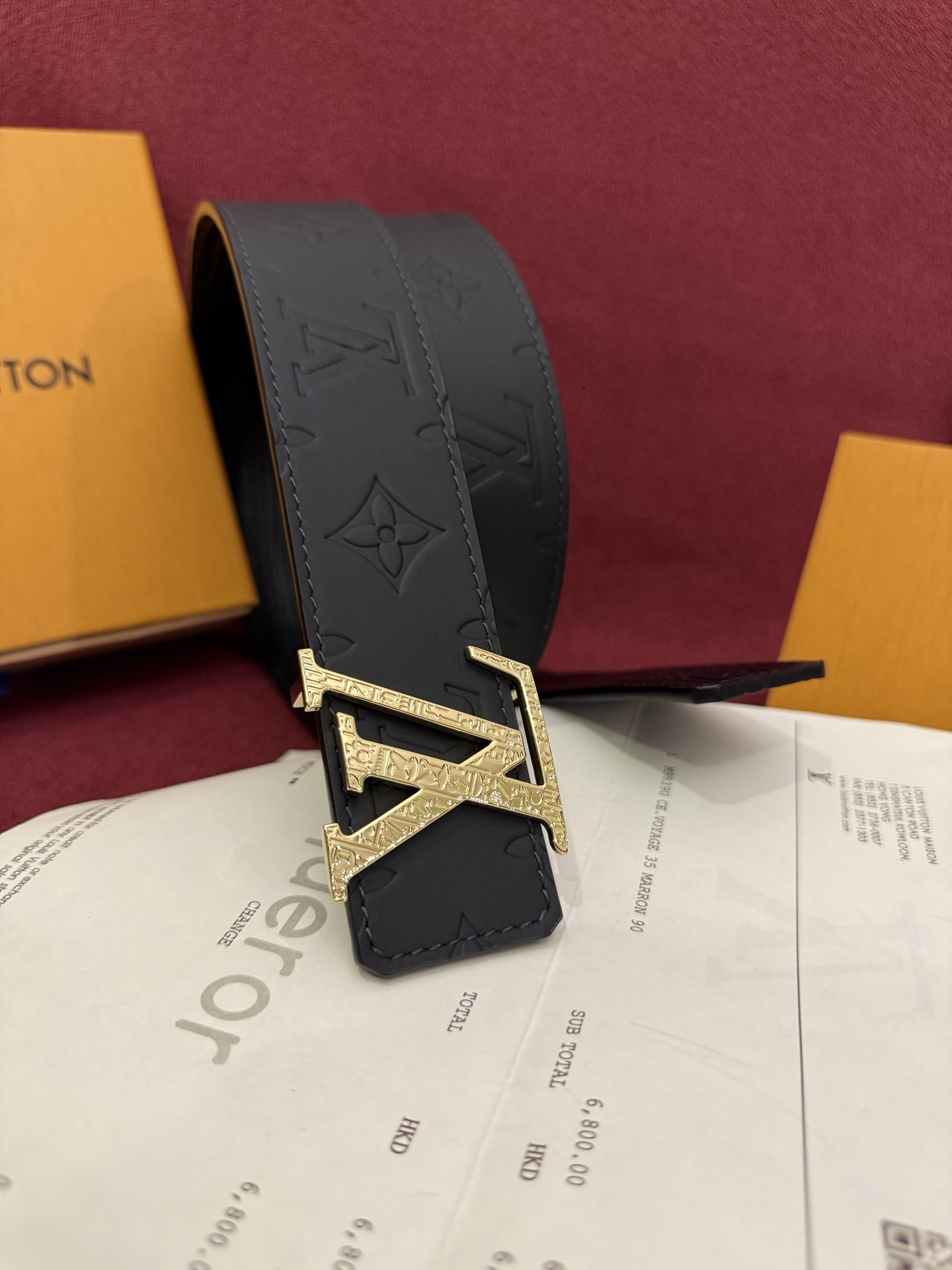 LV Dimension Drift 双面腰带以路易威登的经典元素挥洒街头型格。Monogram 图案一