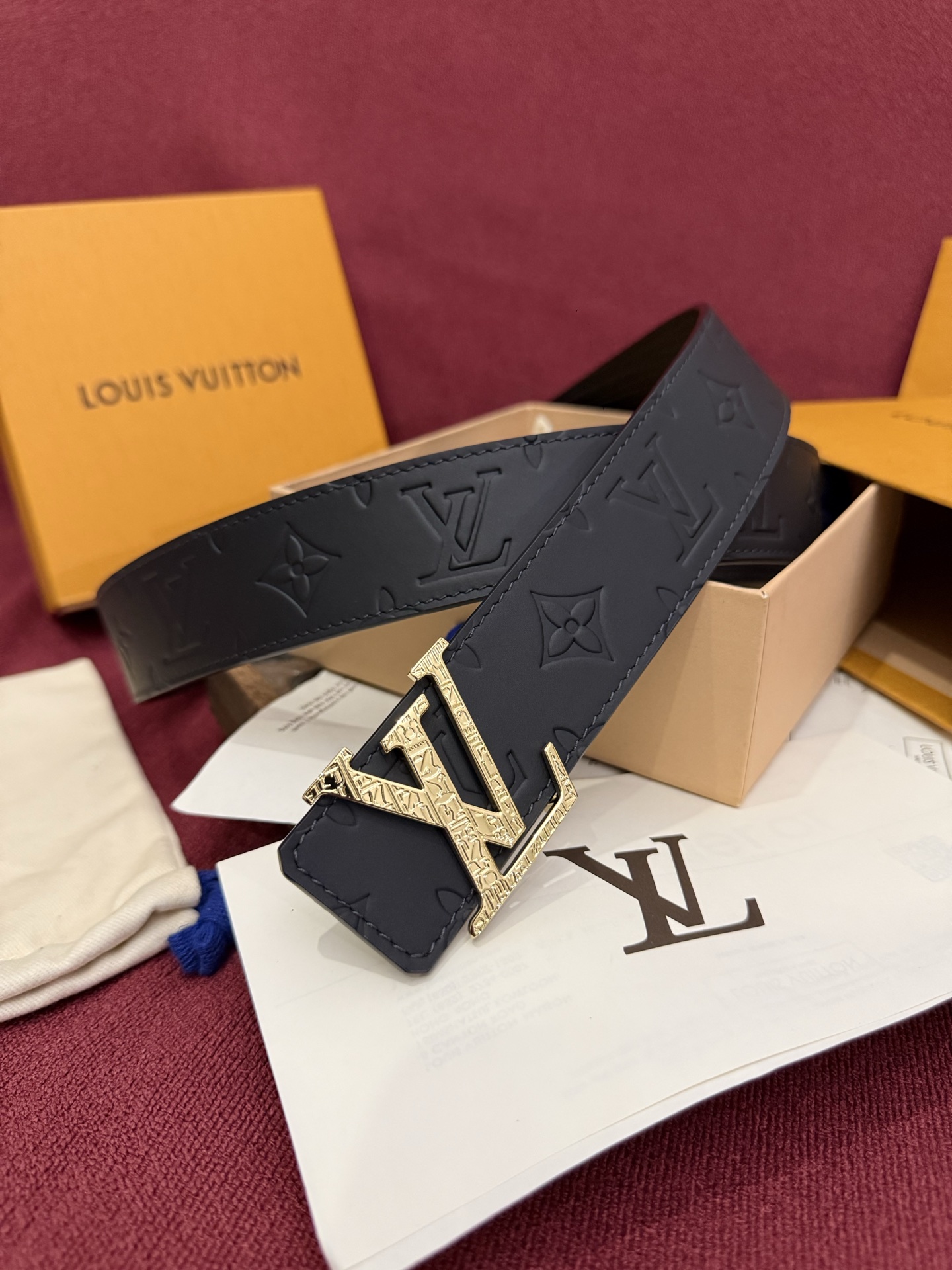 LV Dimension Drift 双面腰带以路易威登的经典元素挥洒街头型格。Monogram 图案一