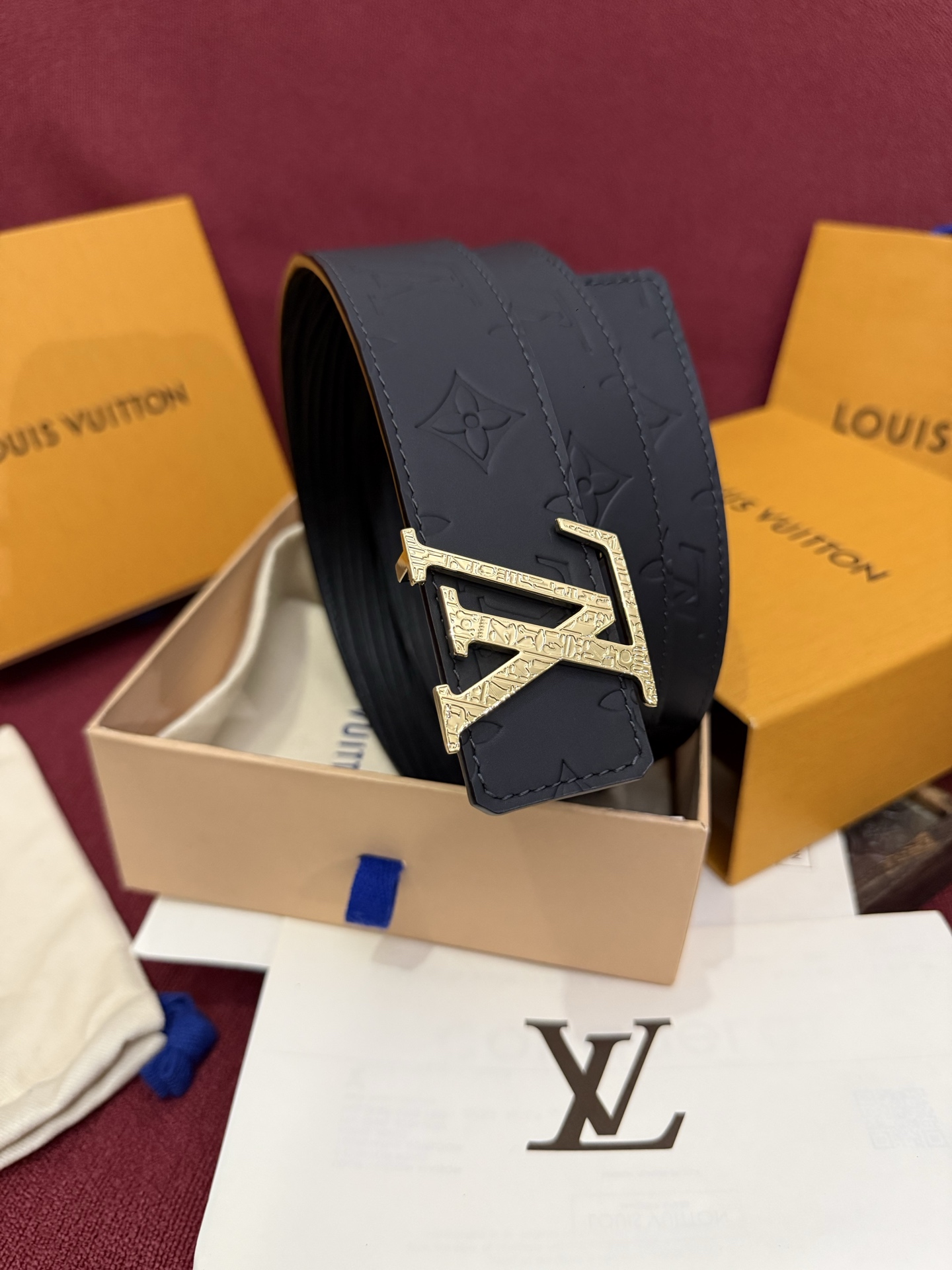 LV Dimension Drift 双面腰带以路易威登的经典元素挥洒街头型格。Monogram 图案一