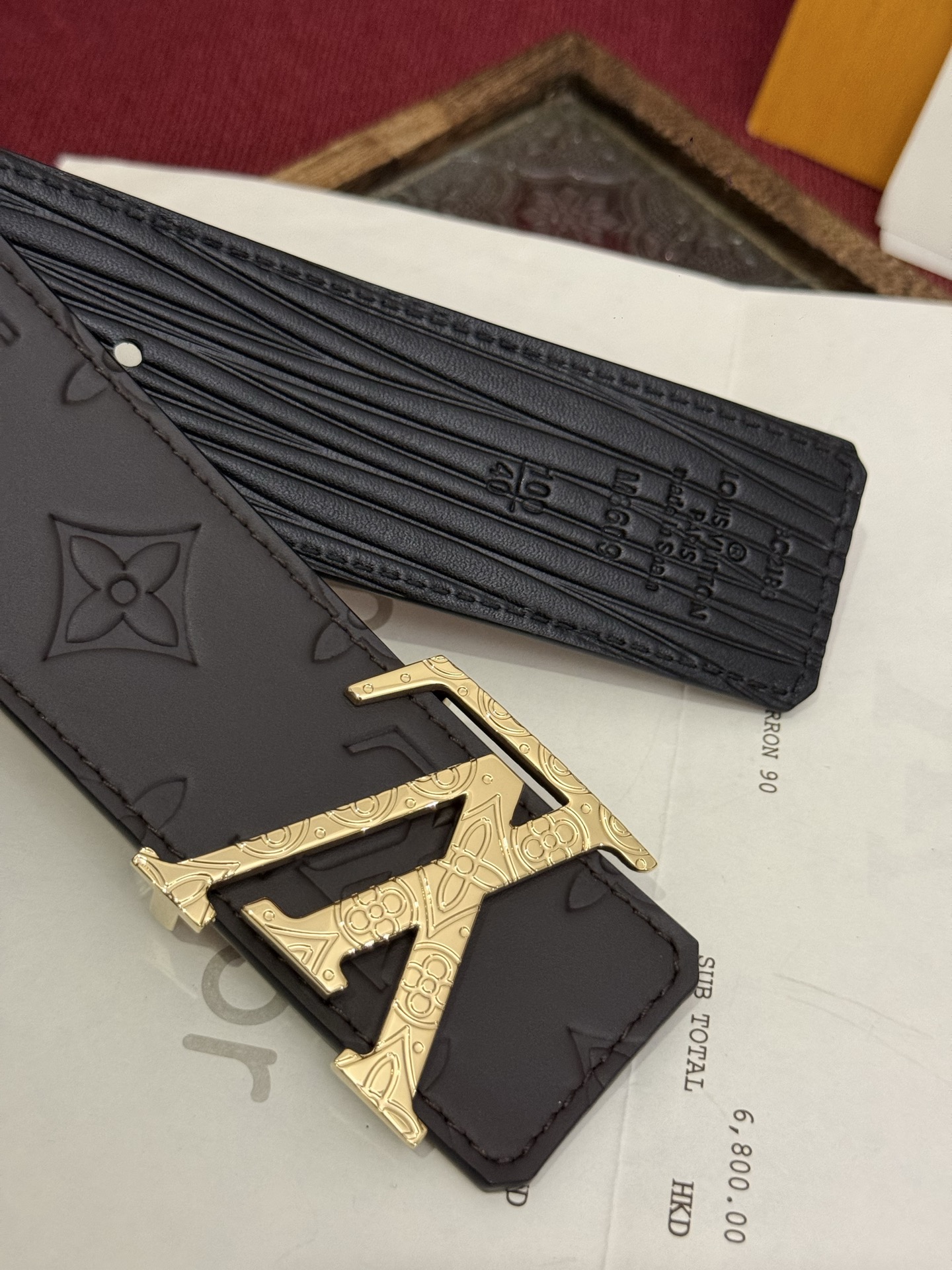 LV Dimension Drift 双面腰带以路易威登的经典元素挥洒街头型格。Monogram 图案一