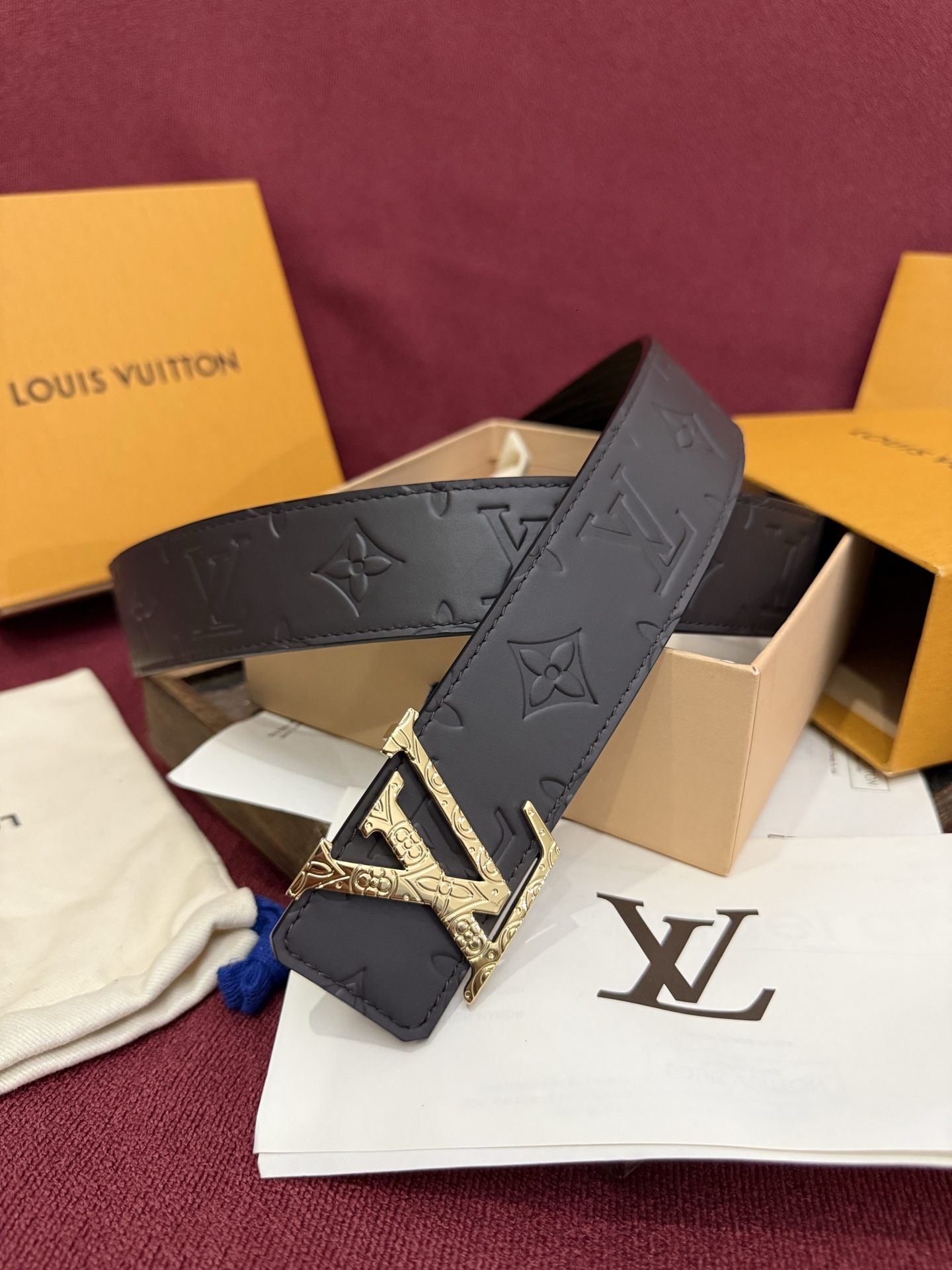 LV Dimension Drift 双面腰带以路易威登的经典元素挥洒街头型格。Monogram 图案一
