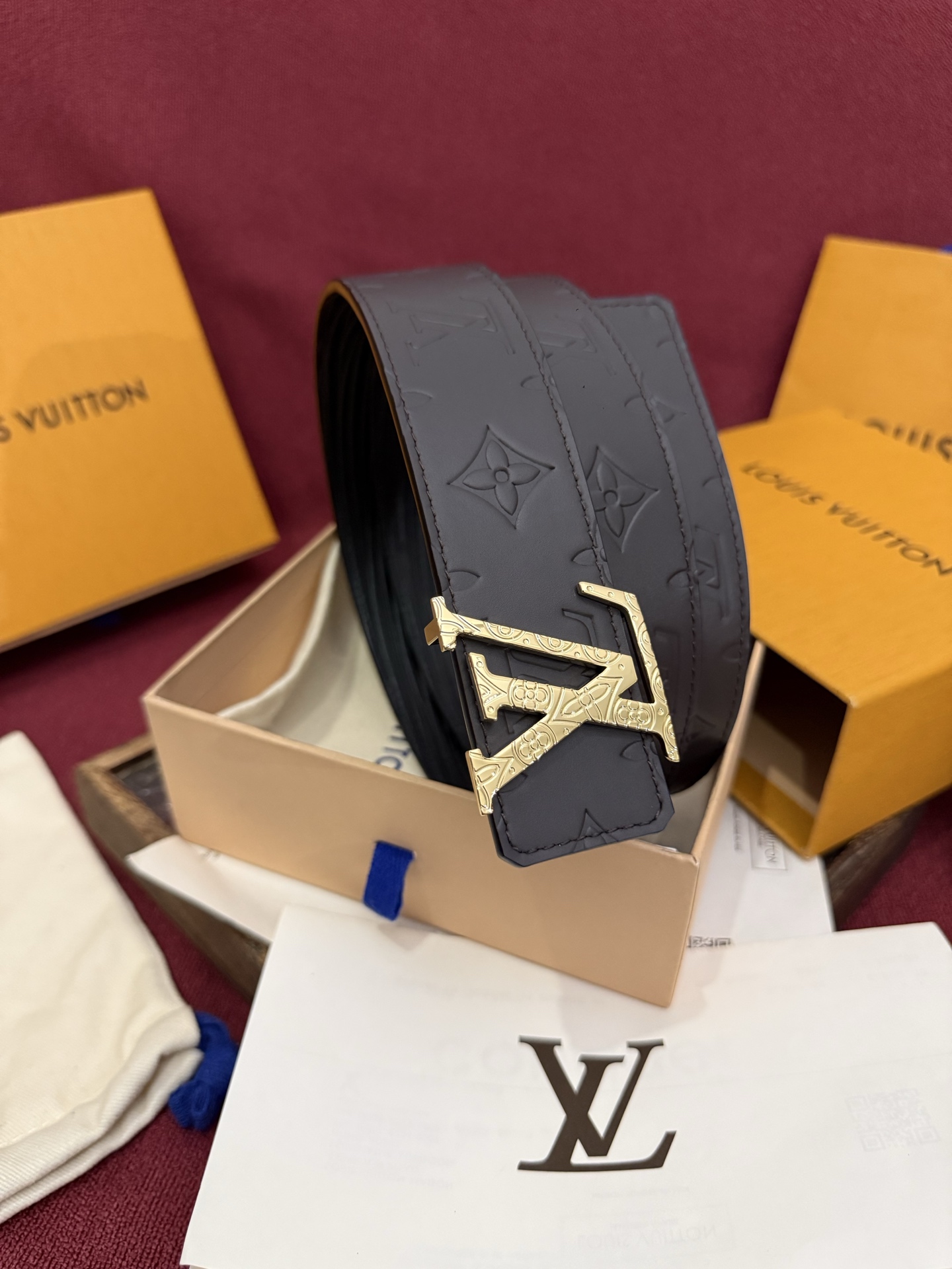 LV Dimension Drift 双面腰带以路易威登的经典元素挥洒街头型格。Monogram 图案一