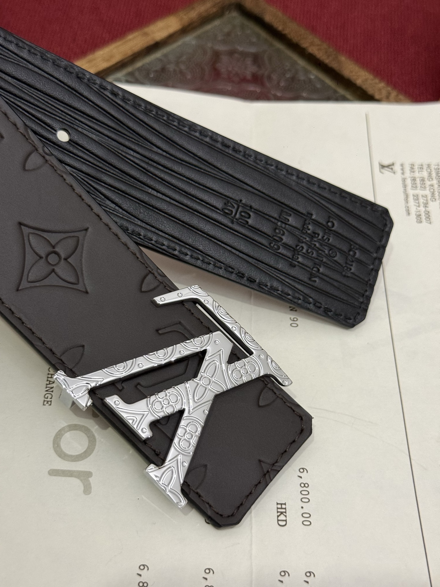 LV Dimension Drift 双面腰带以路易威登的经典元素挥洒街头型格。Monogram 图案一