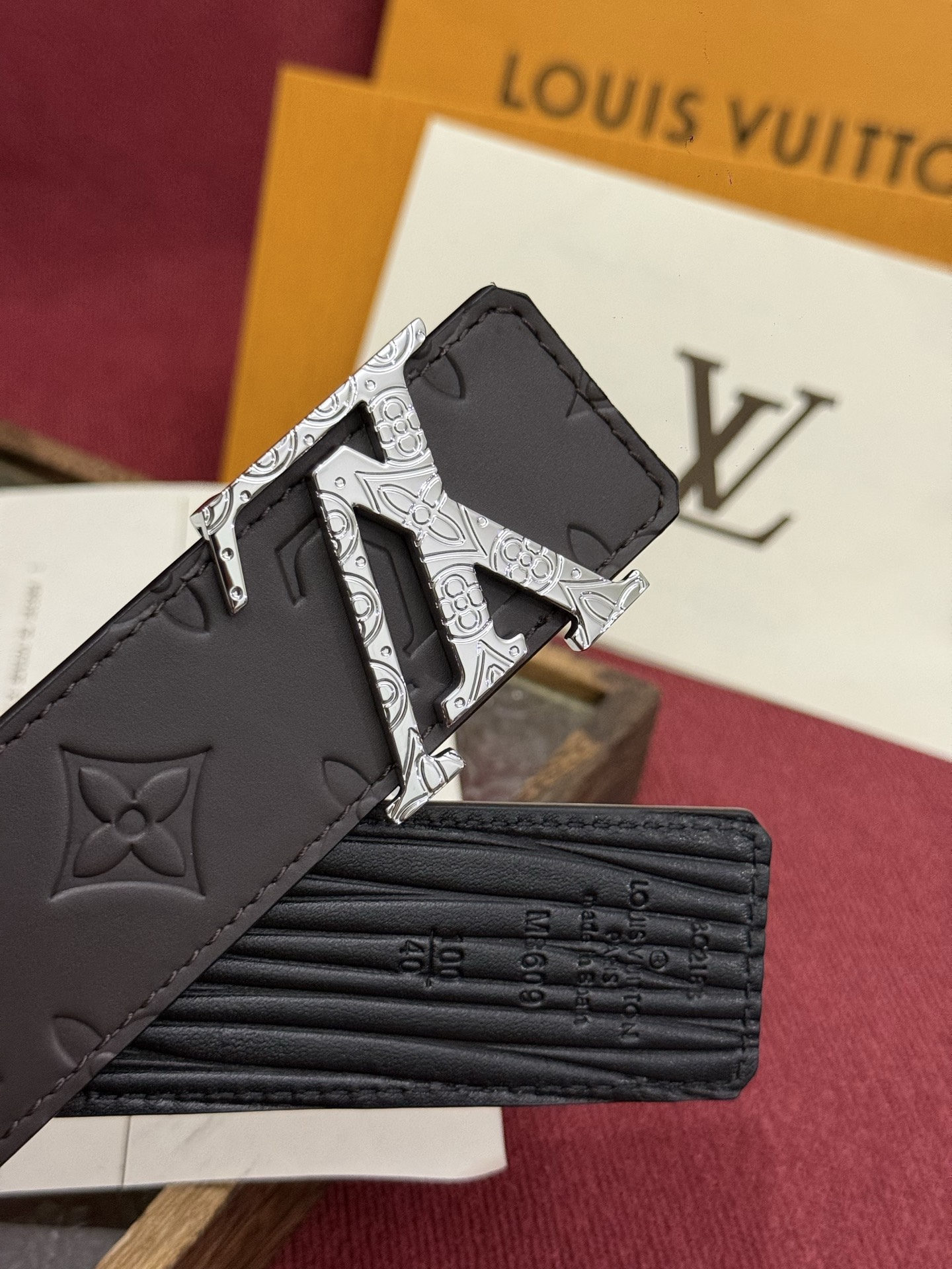 LV Dimension Drift 双面腰带以路易威登的经典元素挥洒街头型格。Monogram 图案一