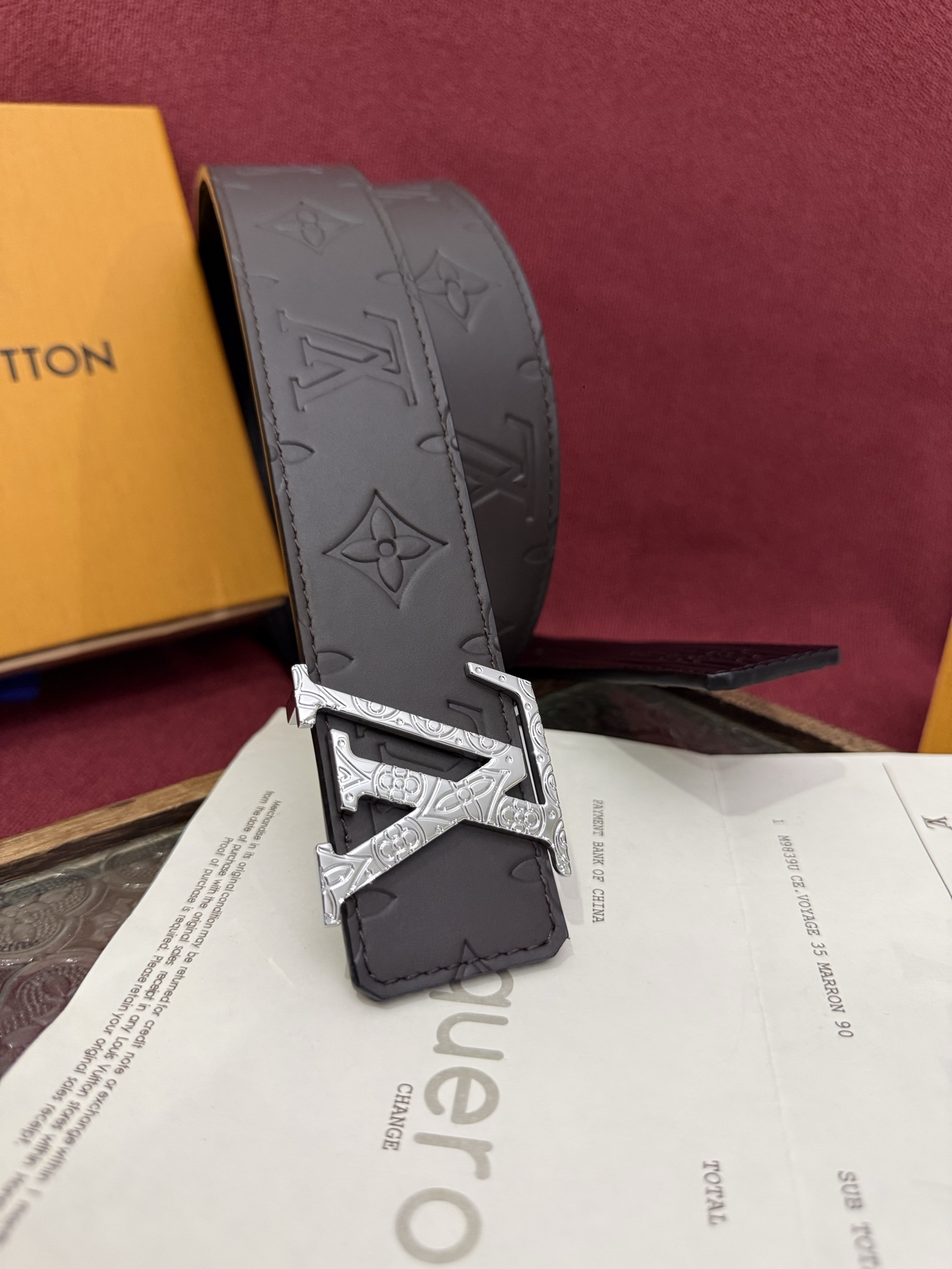 LV Dimension Drift 双面腰带以路易威登的经典元素挥洒街头型格。Monogram 图案一
