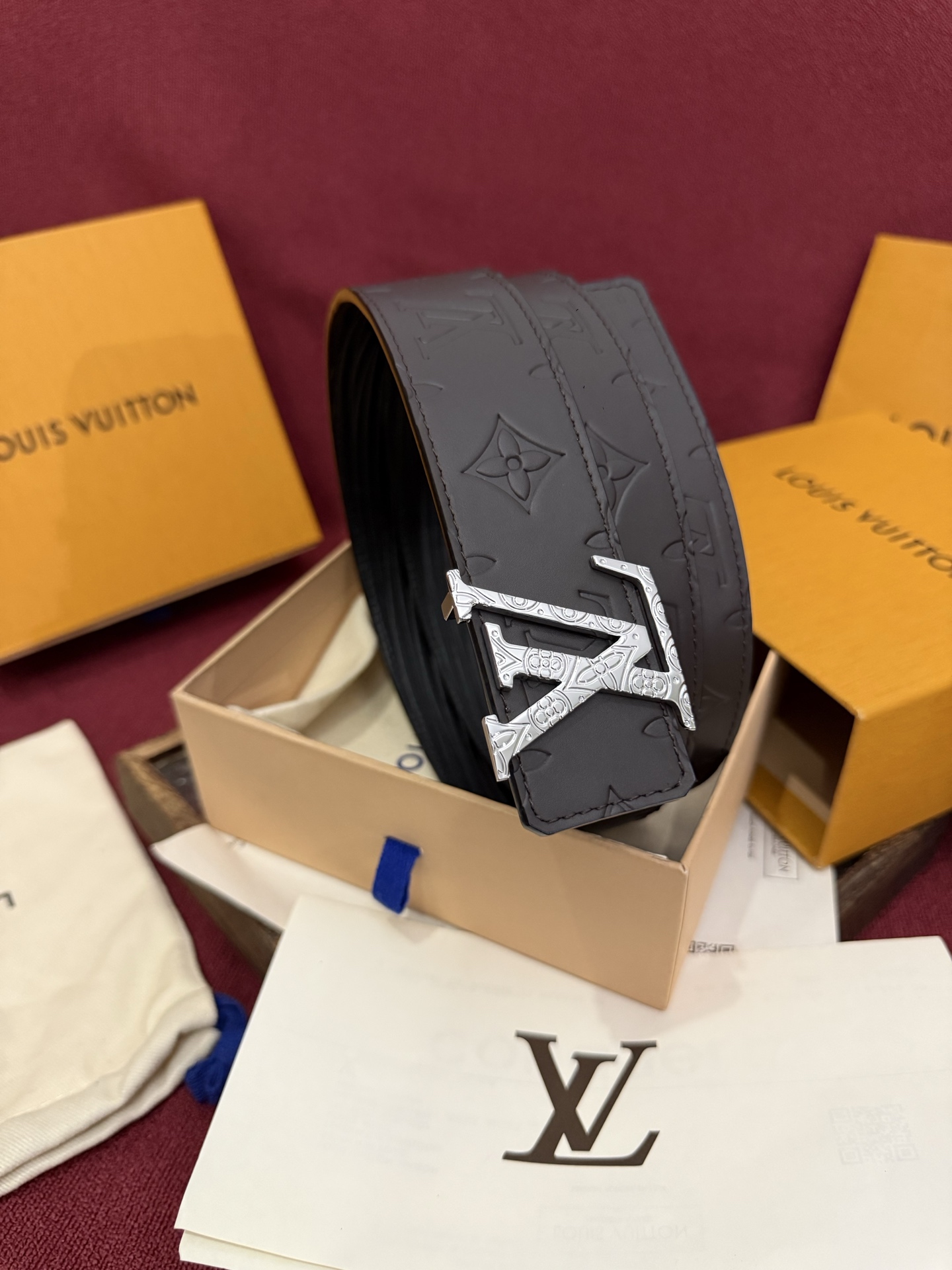 LV Dimension Drift 双面腰带以路易威登的经典元素挥洒街头型格。Monogram 图案一