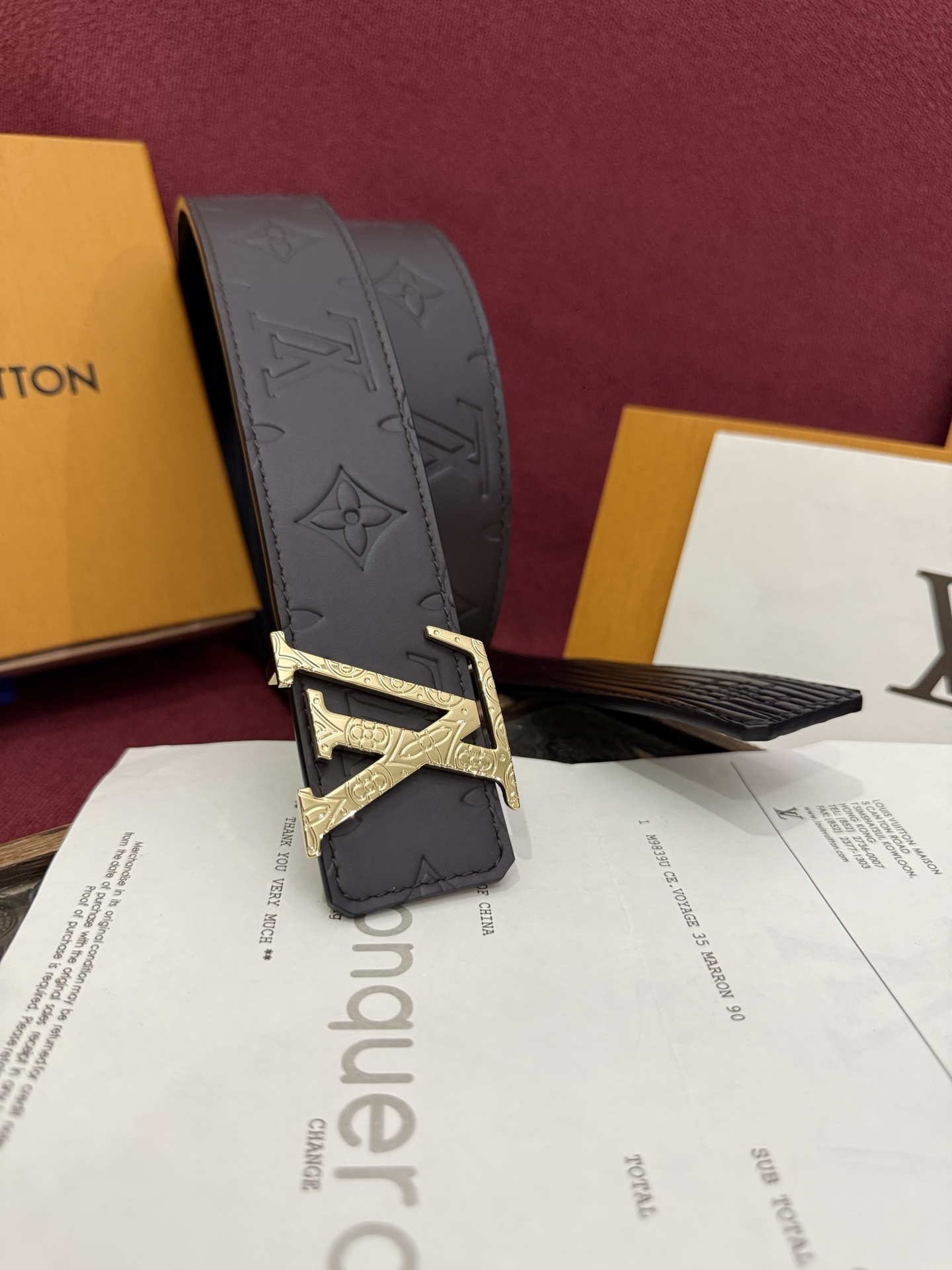 LV Dimension Drift 双面腰带以路易威登的经典元素挥洒街头型格。Monogram 图案一