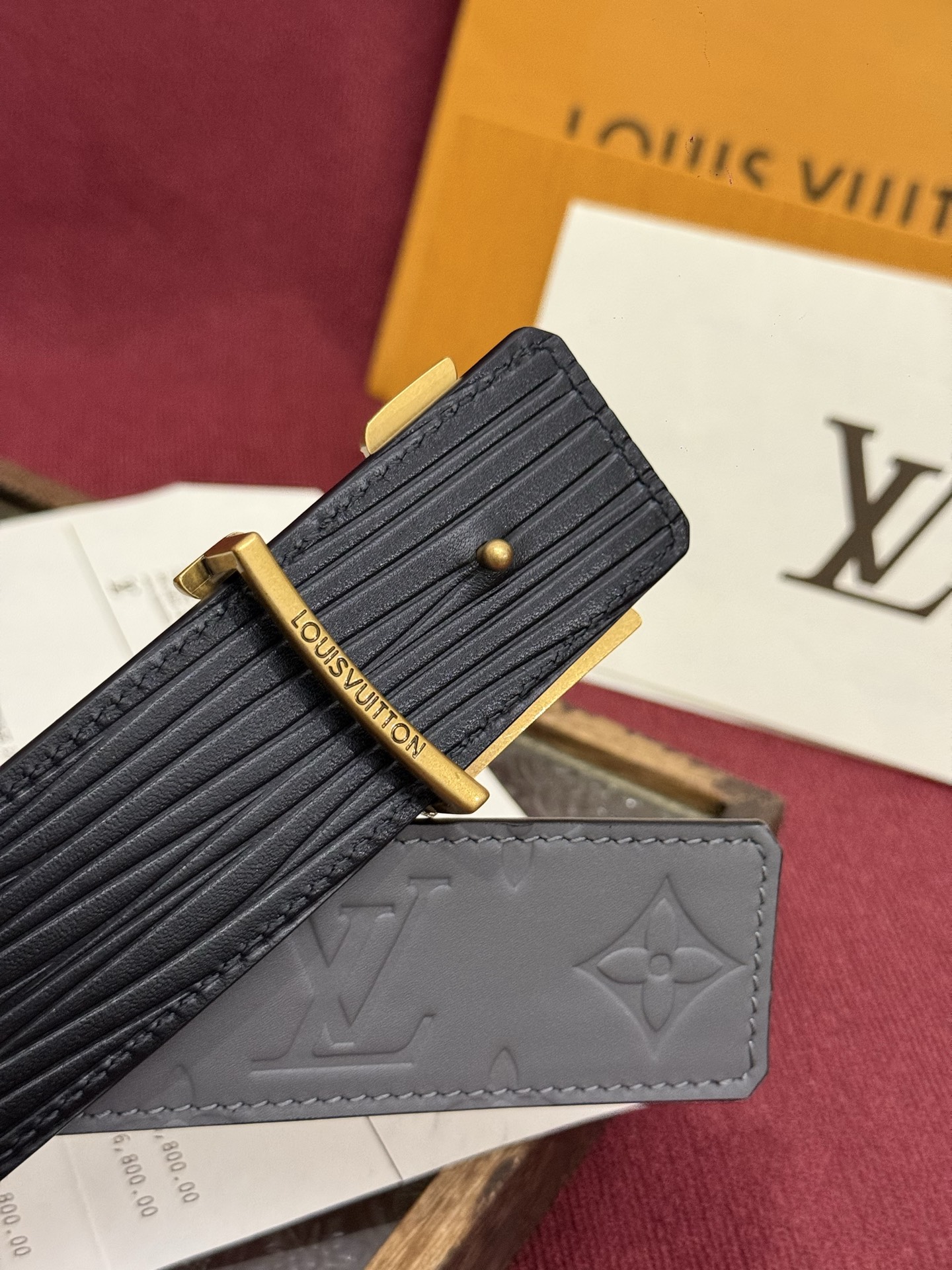 LV Dimension Drift 双面腰带以路易威登的经典元素挥洒街头型格。Monogram 图案一