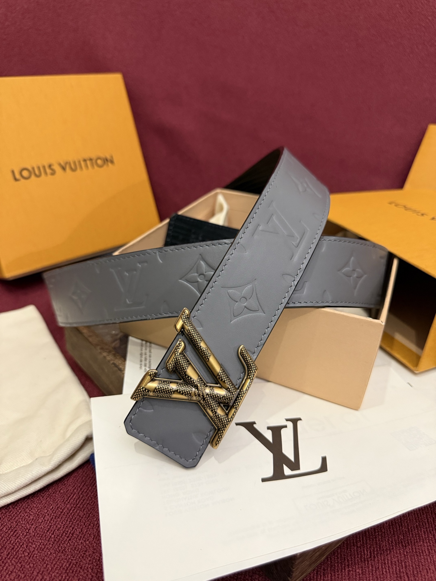 LV Dimension Drift 双面腰带以路易威登的经典元素挥洒街头型格。Monogram 图案一