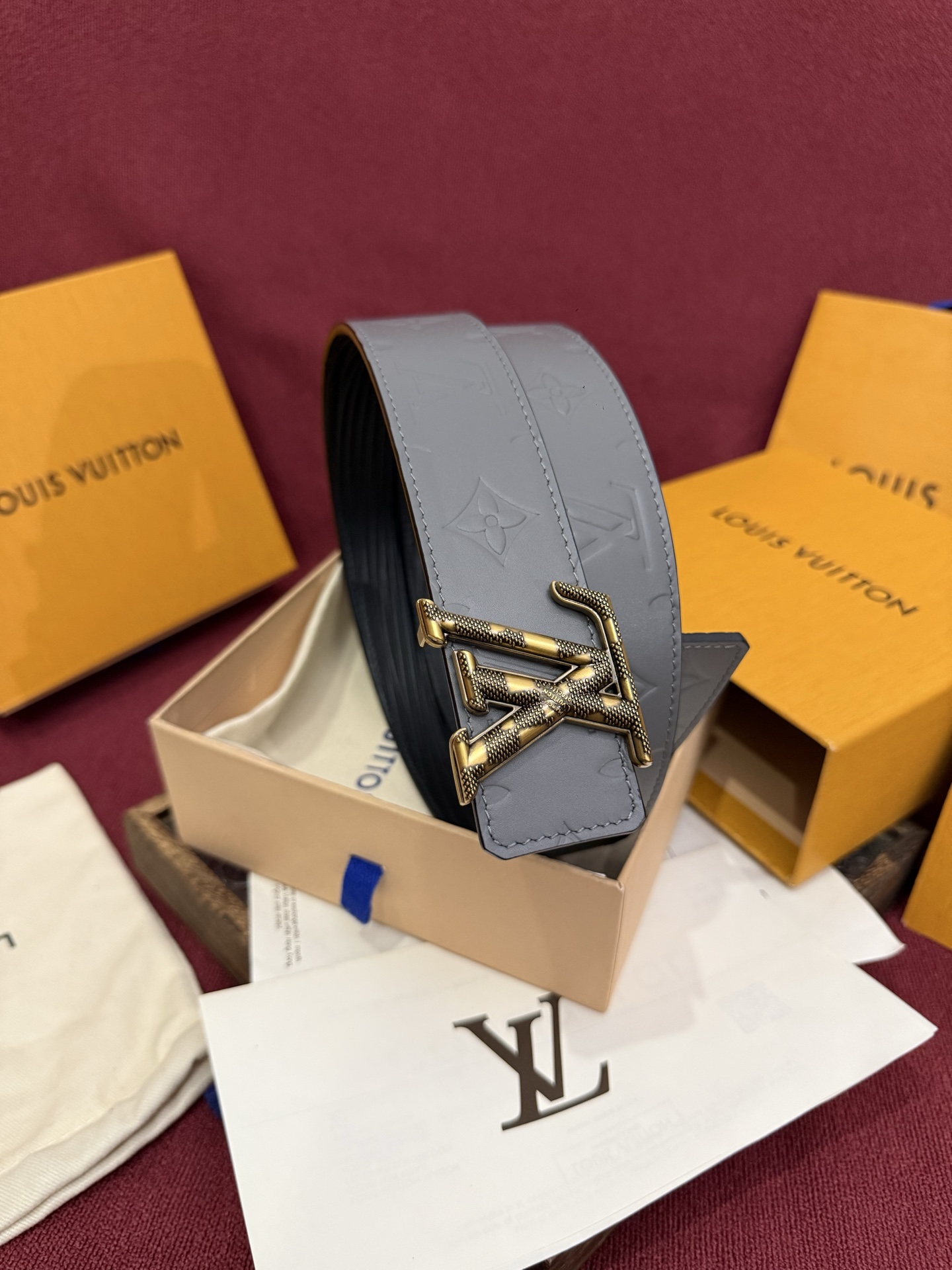 LV Dimension Drift 双面腰带以路易威登的经典元素挥洒街头型格。Monogram 图案一