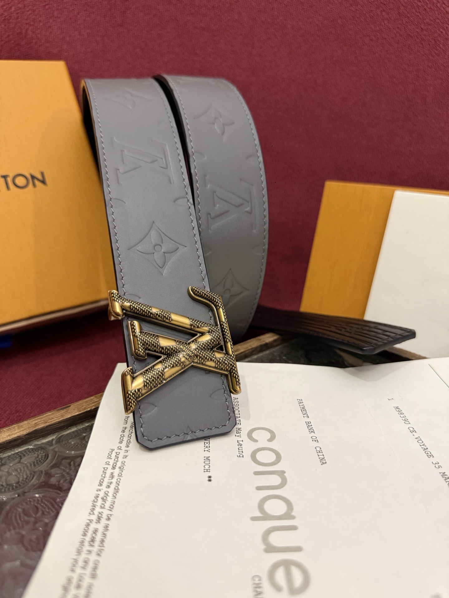 LV Dimension Drift 双面腰带以路易威登的经典元素挥洒街头型格。Monogram 图案一