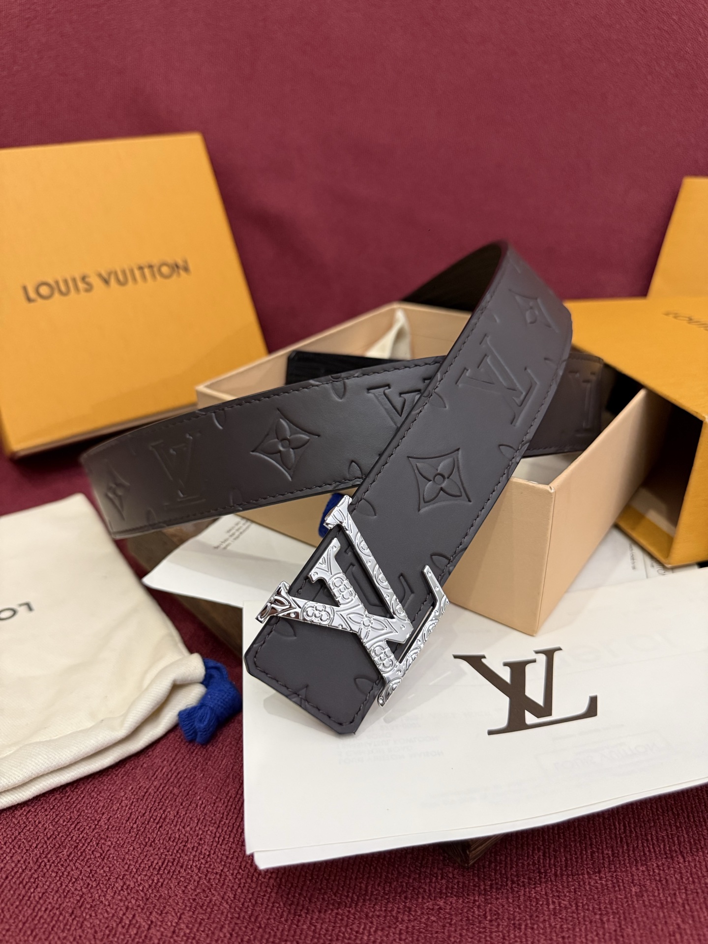LV Dimension Drift 双面腰带以路易威登的经典元素挥洒街头型格。Monogram 图案一