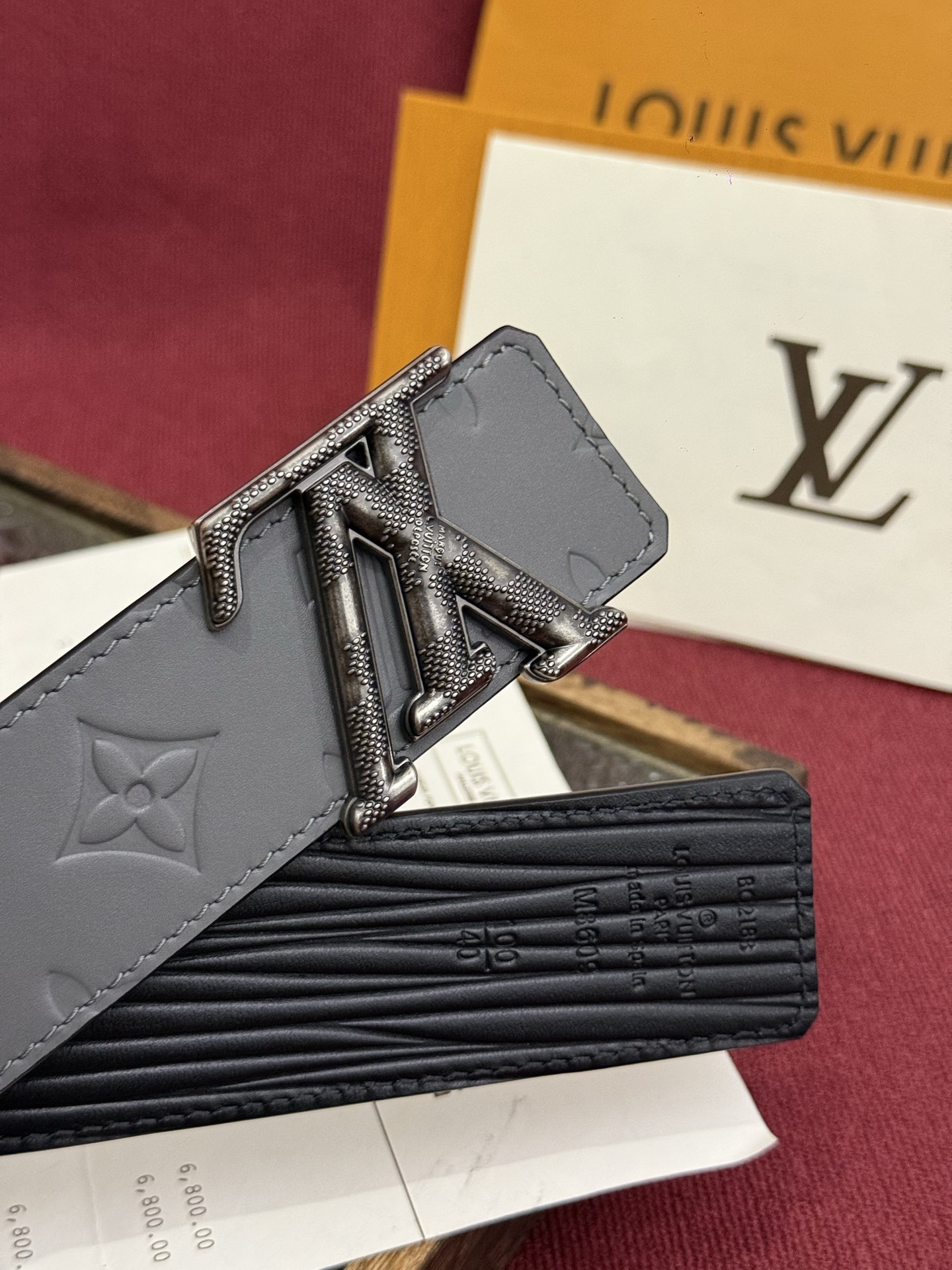 LV Dimension Drift 双面腰带以路易威登的经典元素挥洒街头型格。Monogram 图案一