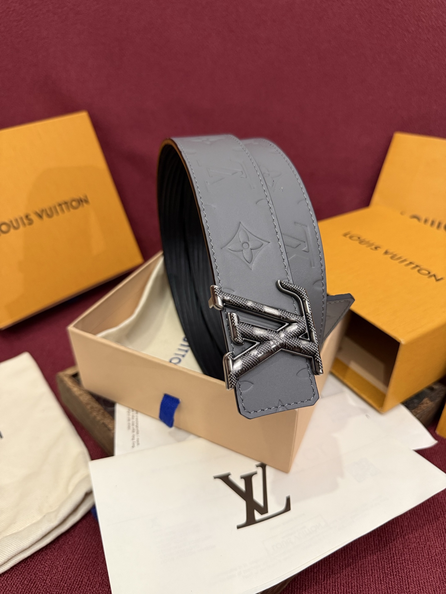 LV Dimension Drift 双面腰带以路易威登的经典元素挥洒街头型格。Monogram 图案一