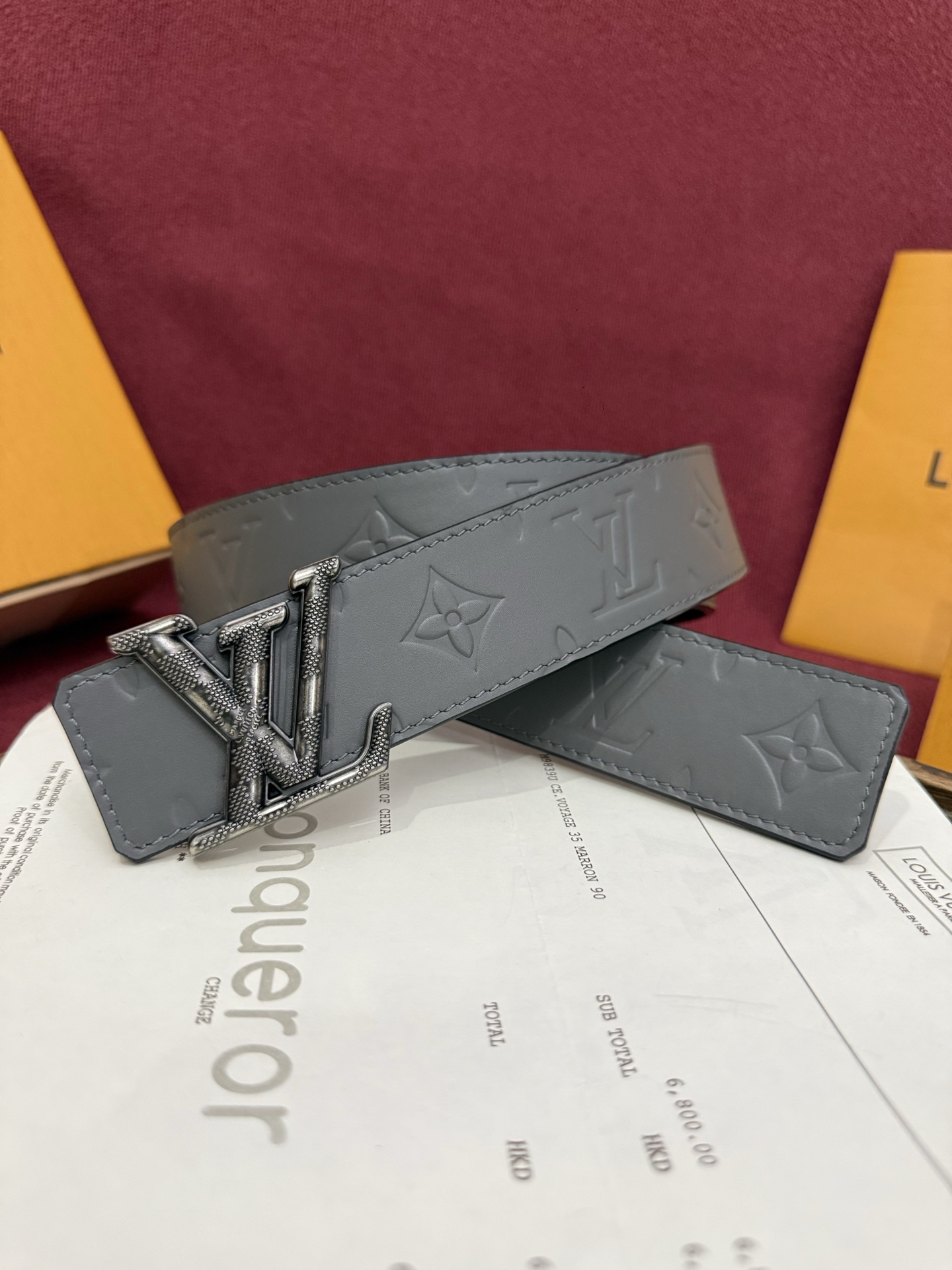 NO:820844,The LV Dimension Drift double-sided belt exudes street style with Louis Vuitton's classic elements. The Monogram pattern side is more avant-garde, the smooth leather side exudes elegance, and the finely carved buckle is unique., belt, louis vuitton, louis vuitton19860909LV Dimension Drift 双面腰带以路易威登的经典元素挥洒街头型格.Monogram 图案一面更显前卫锋芒,光滑皮革一面释放儒雅气息,精工雕琢的搭扣别出心裁.,皮带,louis vuitton,louis vuitton,Belt
