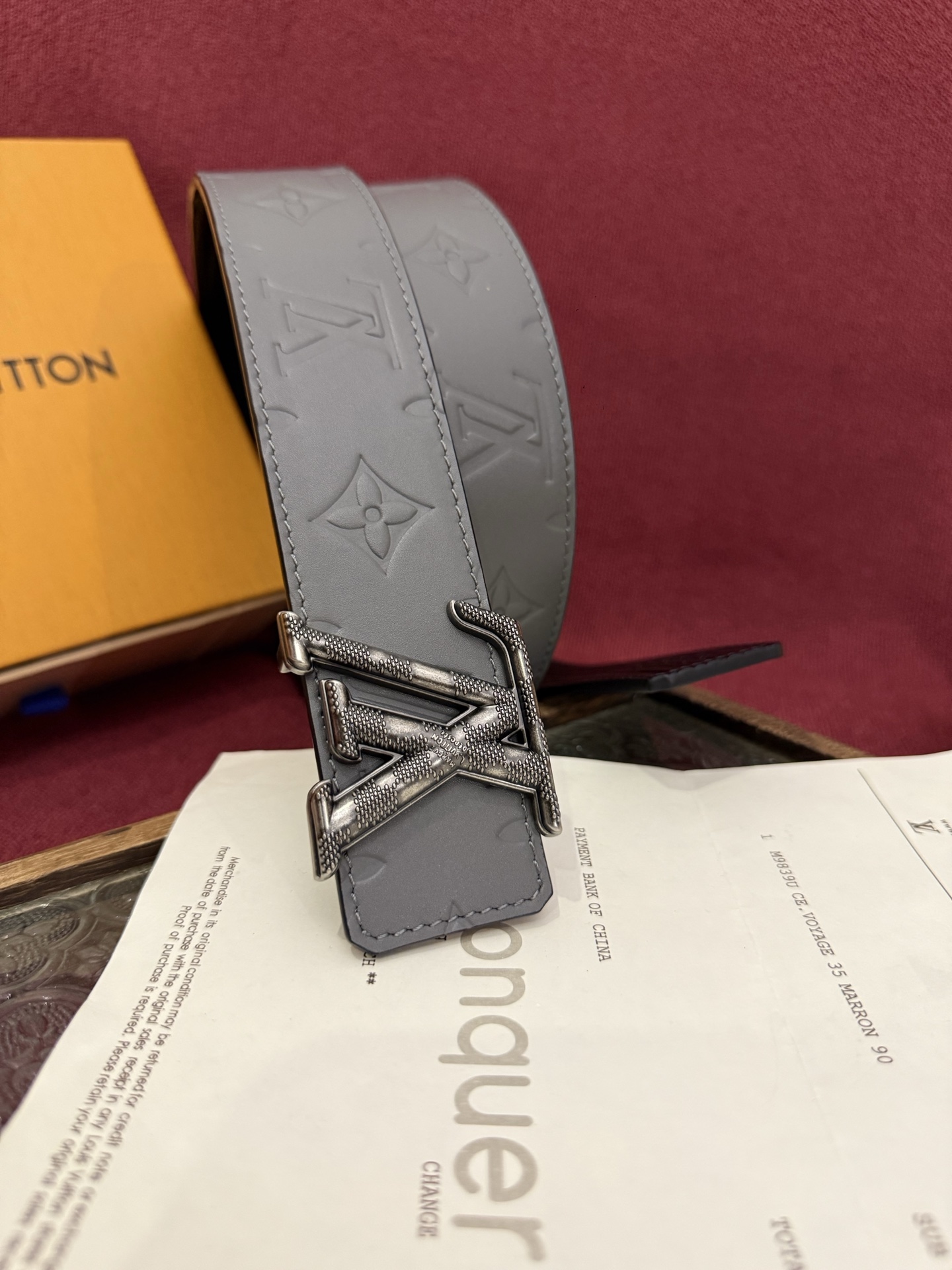 LV Dimension Drift 双面腰带以路易威登的经典元素挥洒街头型格。Monogram 图案一