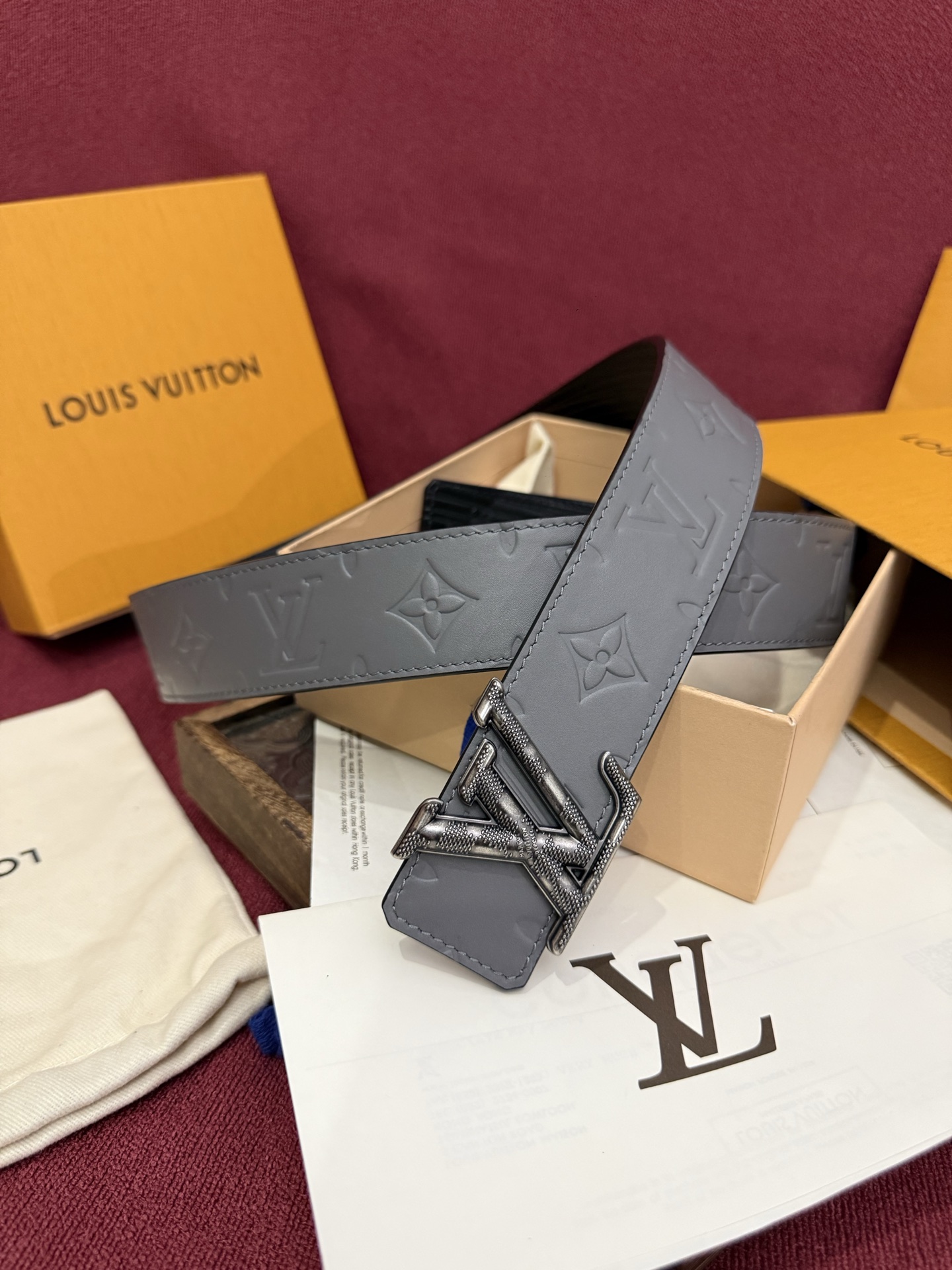 LV Dimension Drift 双面腰带以路易威登的经典元素挥洒街头型格。Monogram 图案一