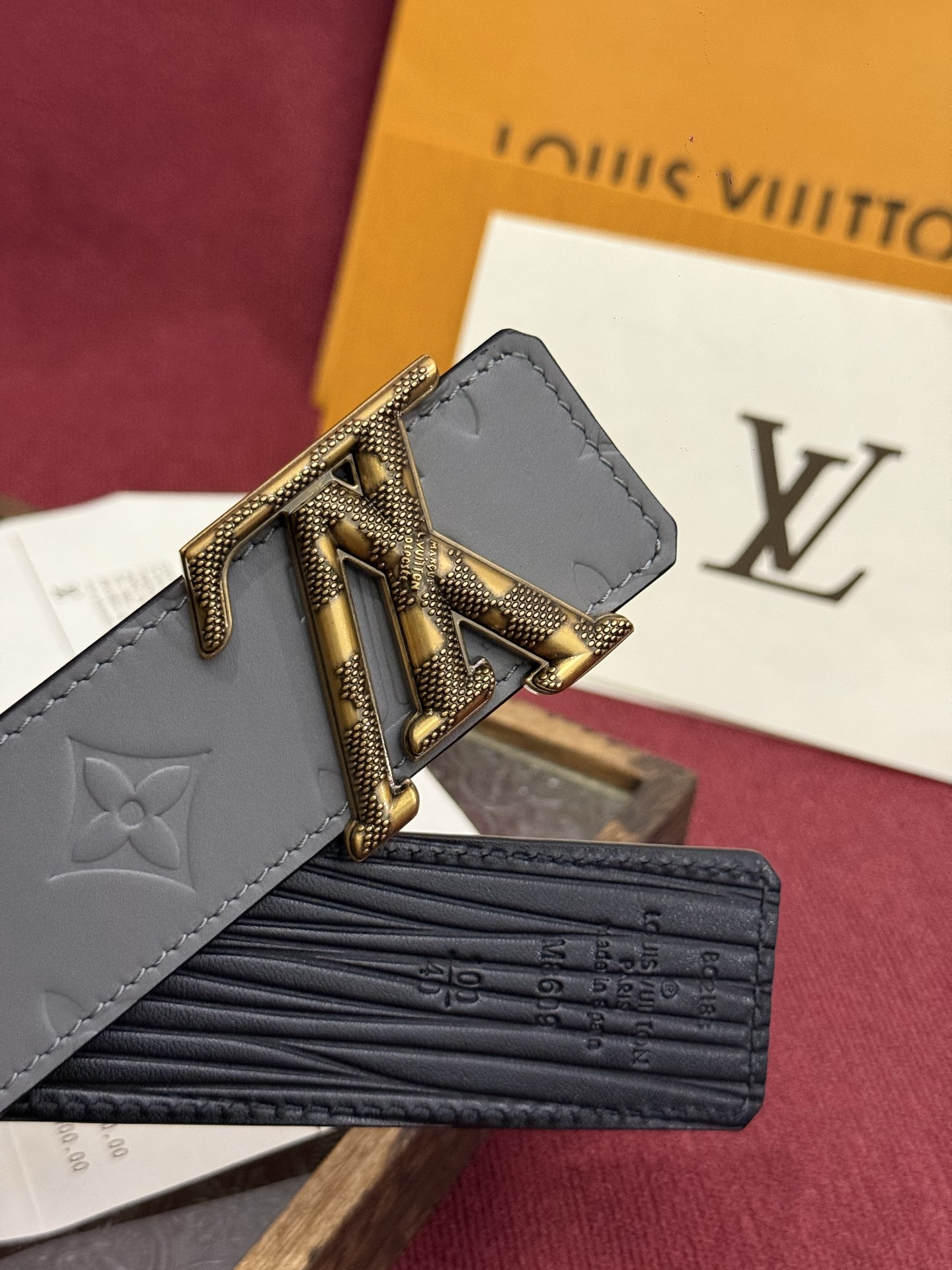 LV Dimension Drift 双面腰带以路易威登的经典元素挥洒街头型格。Monogram 图案一
